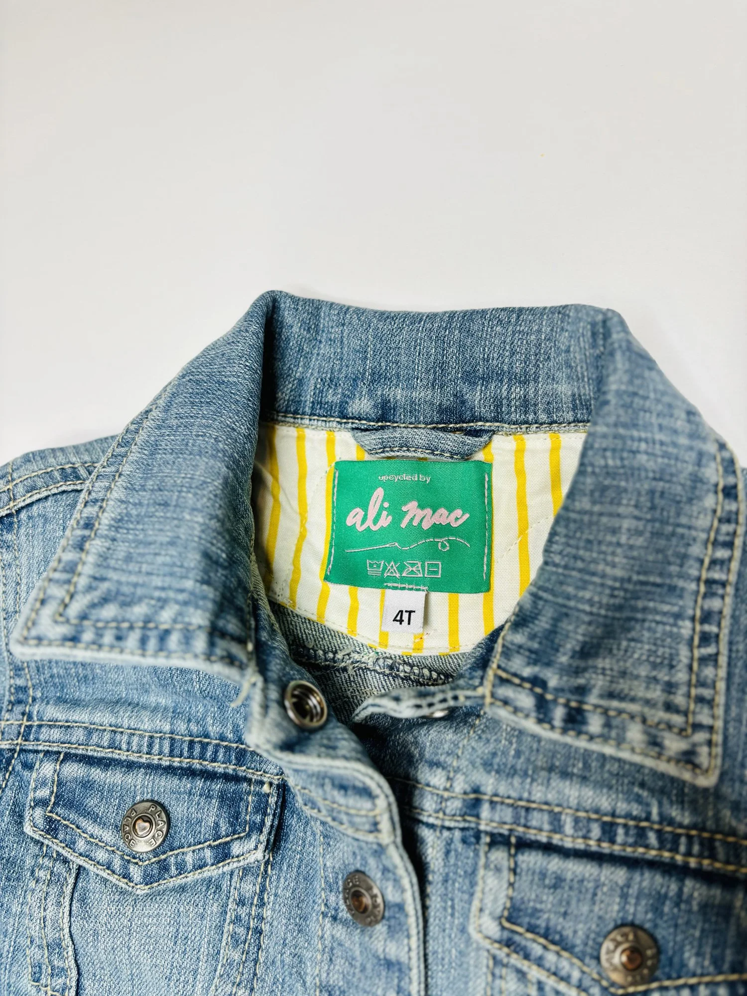 AliMac_AppliquedJacket_Macaw_Tag.jpg
