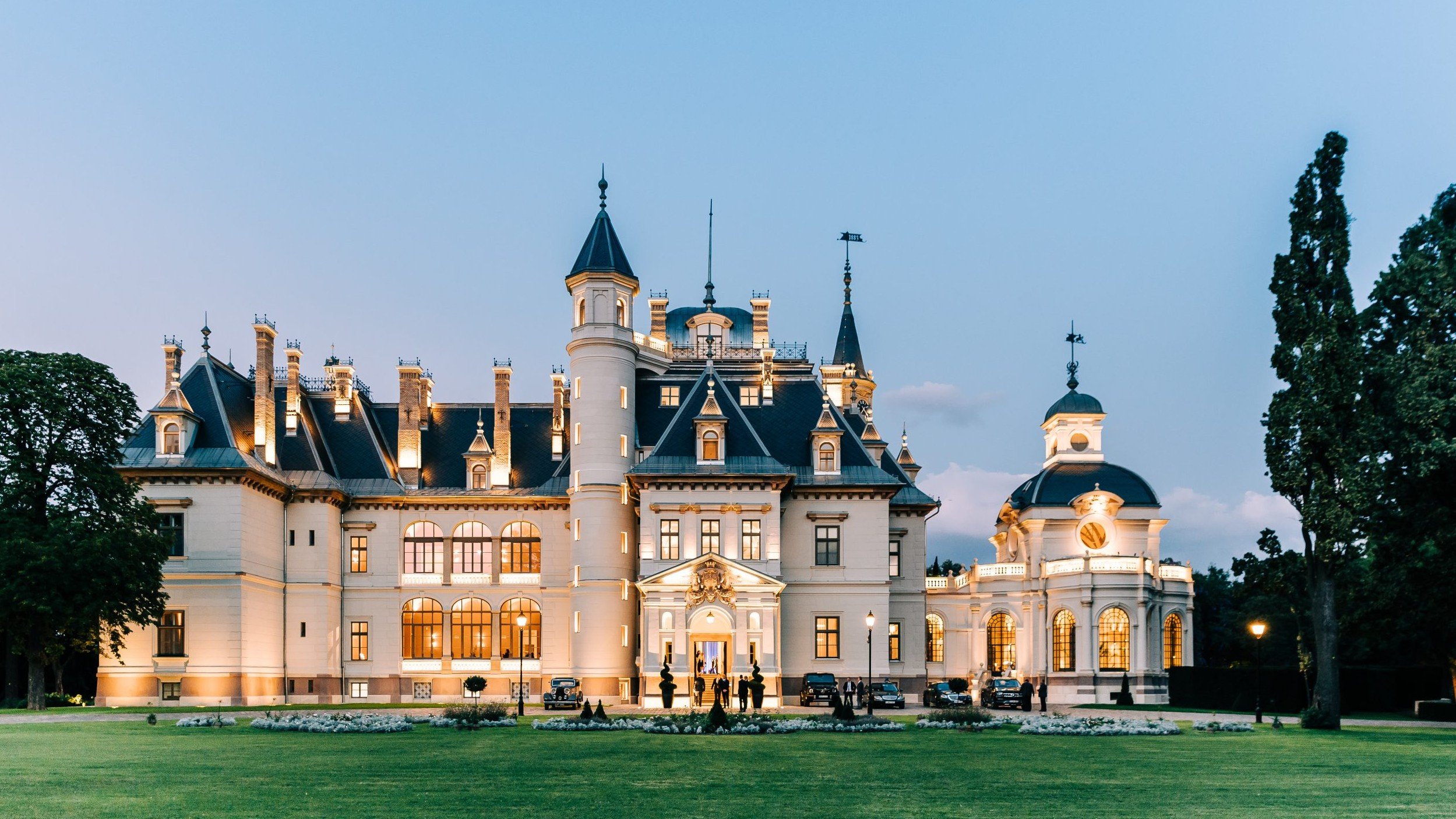 Botaniq Castle of Tura.jpg