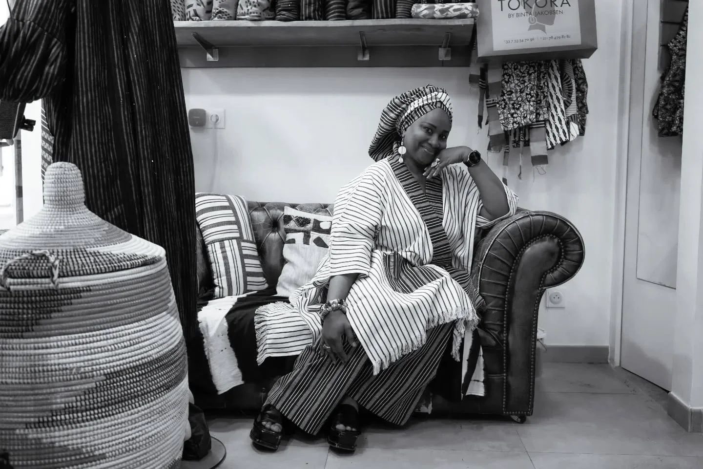 R&eacute;introduction pour tous les nouveaux 💜

Binta Jakobsen est la fondatrice de @maisontokora et de son concept store &eacute;ponyme &agrave; Paris @bintajakobsen.

N&eacute;e dans une famille de teinturiers en Guin&eacute;e (Conakry) et ayant g