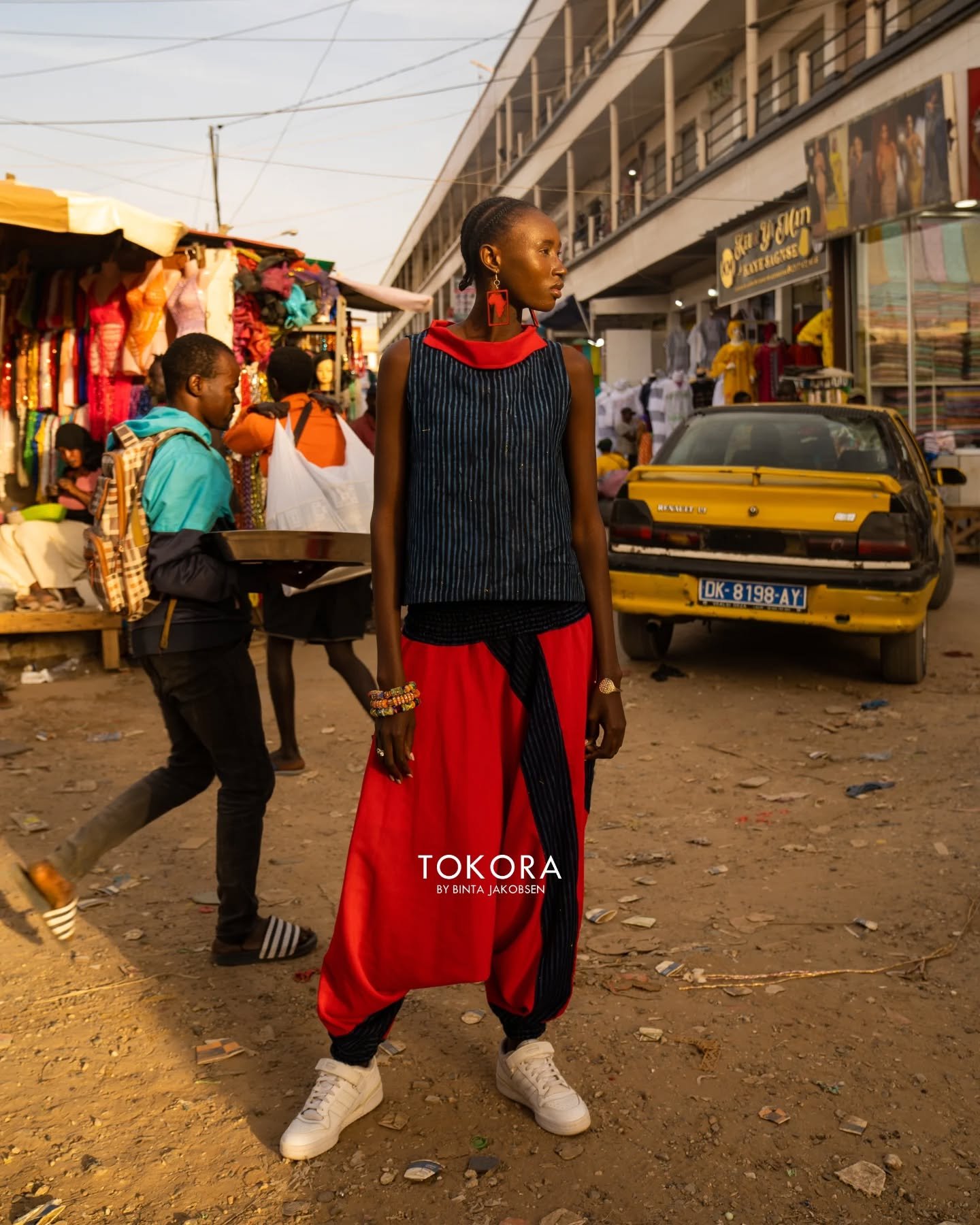La femme #Tokora traverse la ville comme elle trace sa route : avec &eacute;l&eacute;gance, assurance et gr&acirc;ce. 

Collection Bailaou
Cr&eacute;ation @maisontokora
Direction artistique @bintajakobsen @maxdiallojakobsen
Photographie @digitcom_pho