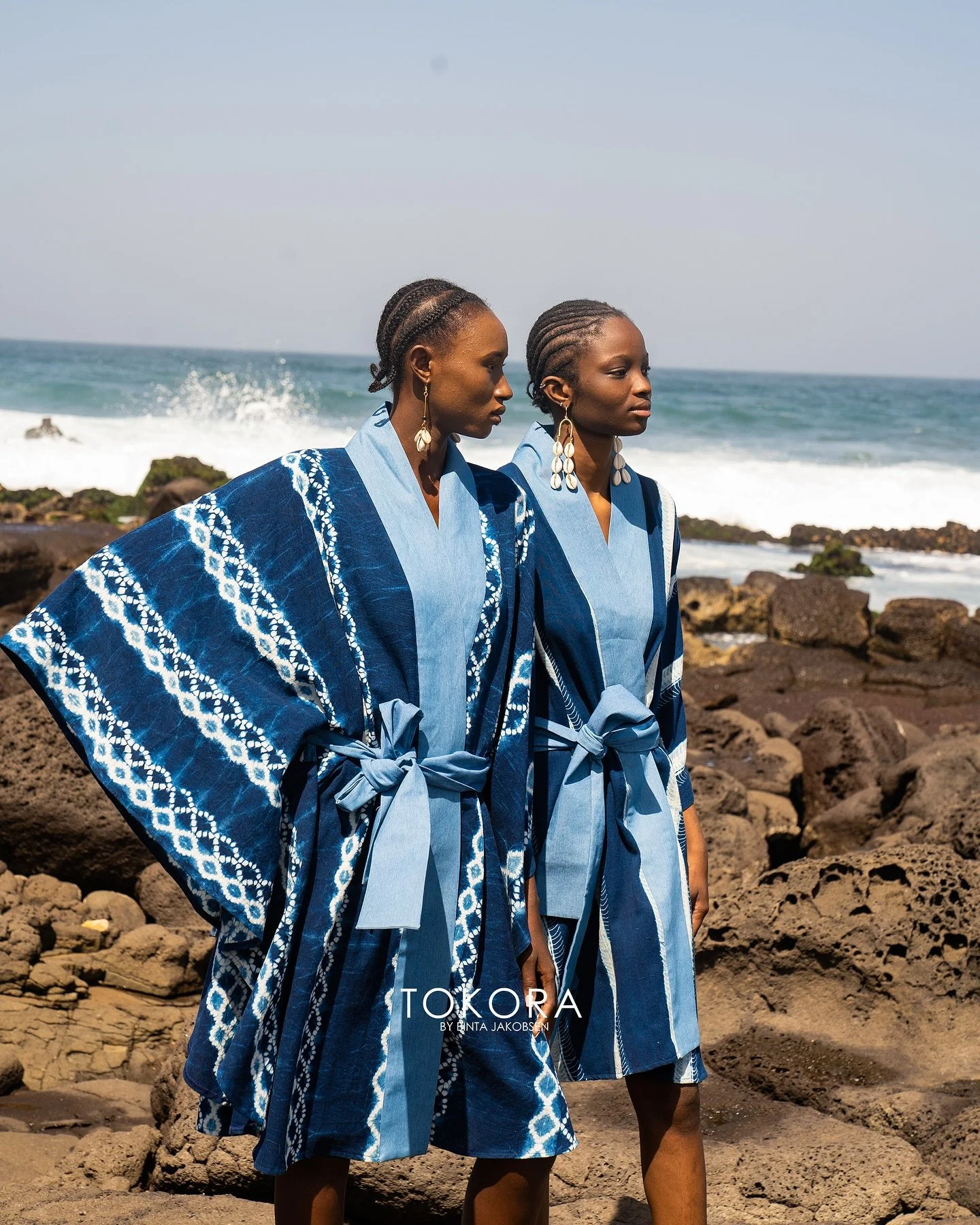 La collection Bailaou c&eacute;l&egrave;bre la force douce du lien : entre s&oelig;urs et entre traditions.

Collection Bailaou
Cr&eacute;ation @maisontokora
Direction artistique @bintajakobsen @maxdiallojakobsen
Photographie @digitcom_photography