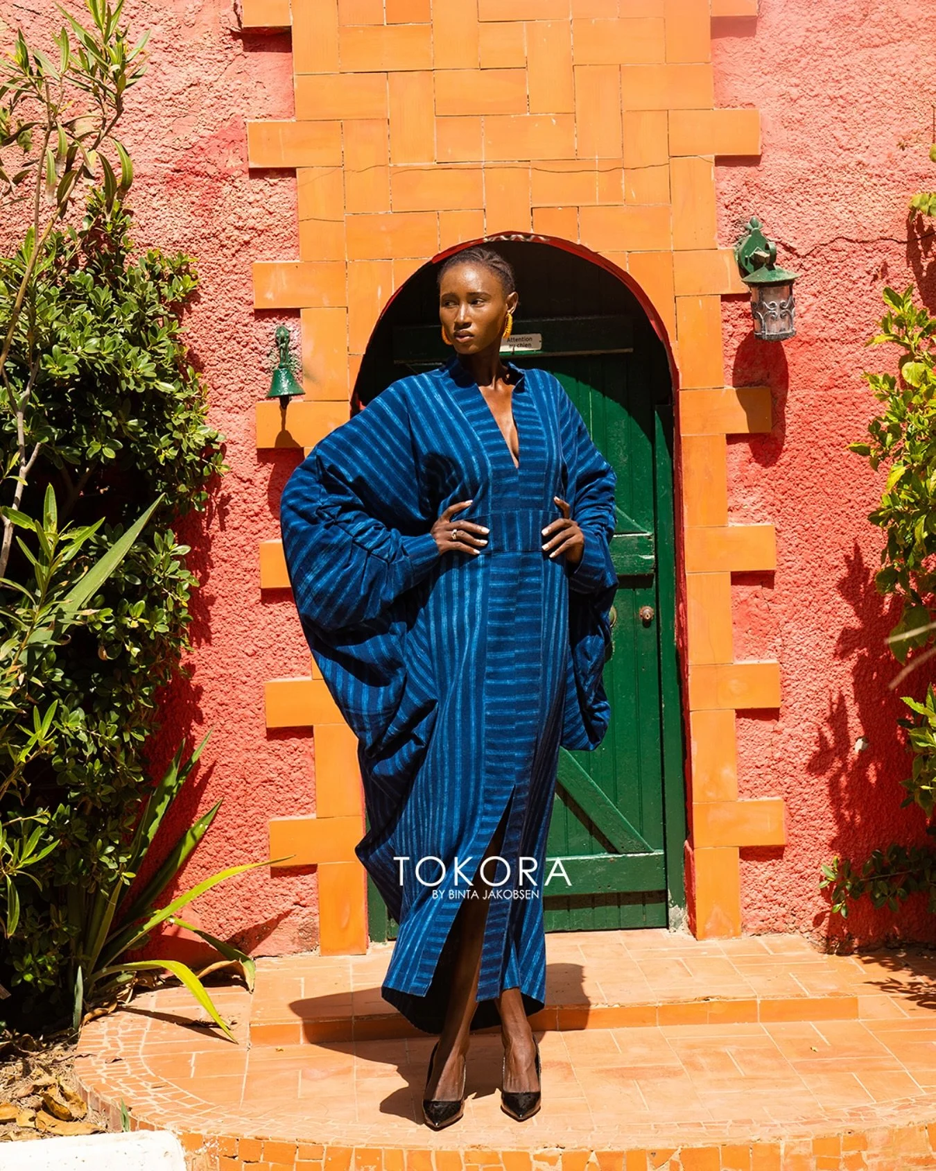 Cette magnifique robe de @maisontokora est faite en LEPPI pagne tiss&eacute; originaire de la moyenne Guin&eacute;e et qui reste un des embl&egrave;mes de la Guin&eacute;e. Pagne repr&eacute;sentant l&rsquo;ethnie
Peul par excellence, il est port&eac