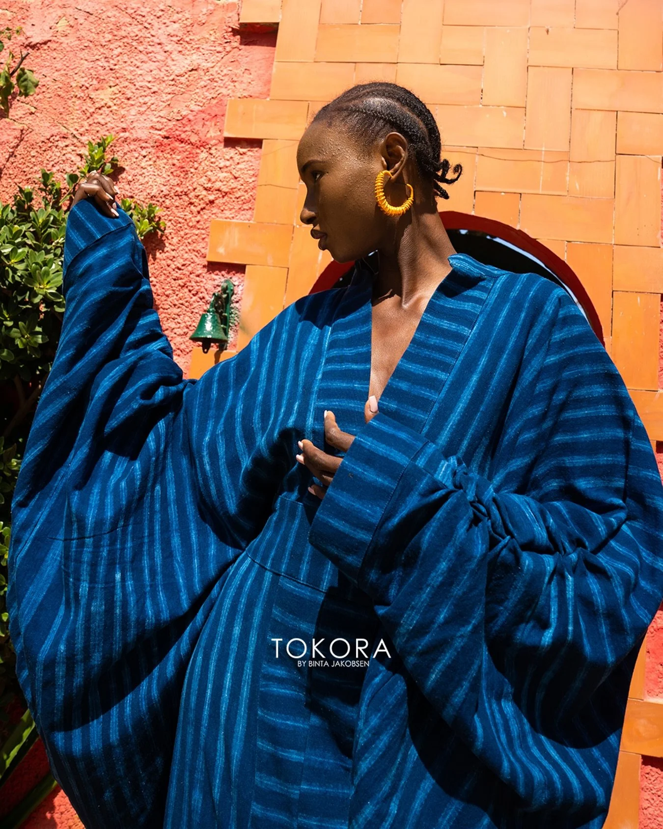 Cette magnifique robe de @maisontokora est faite en LEPPI, pagne tiss&eacute; originaire de la moyenne Guin&eacute;e et qui reste un des embl&egrave;mes de la Guin&eacute;e. Pagne repr&eacute;sentant l&rsquo;ethnie Peul par excellence, il est port&ea