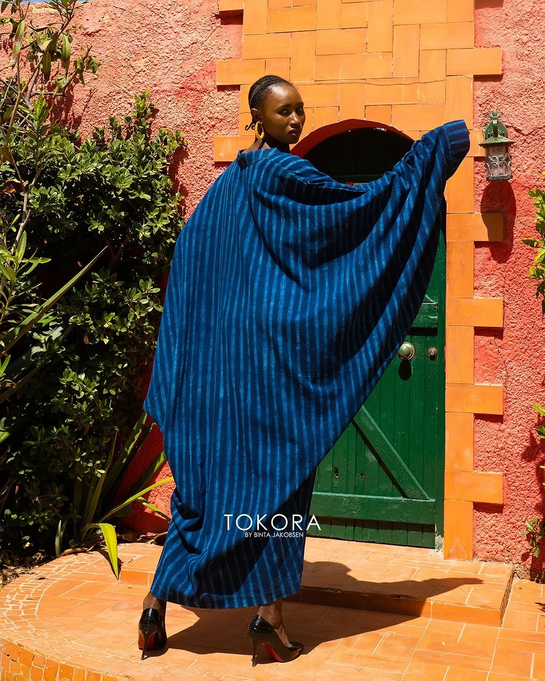 Cette magnifique robe de @maisontokora est faite en LEPPI, pagne tiss&eacute; originaire de la moyenne Guin&eacute;e et qui reste un des embl&egrave;mes de la Guin&eacute;e. Pagne repr&eacute;sentant l&rsquo;ethnie Peul par excellence, il est port&ea