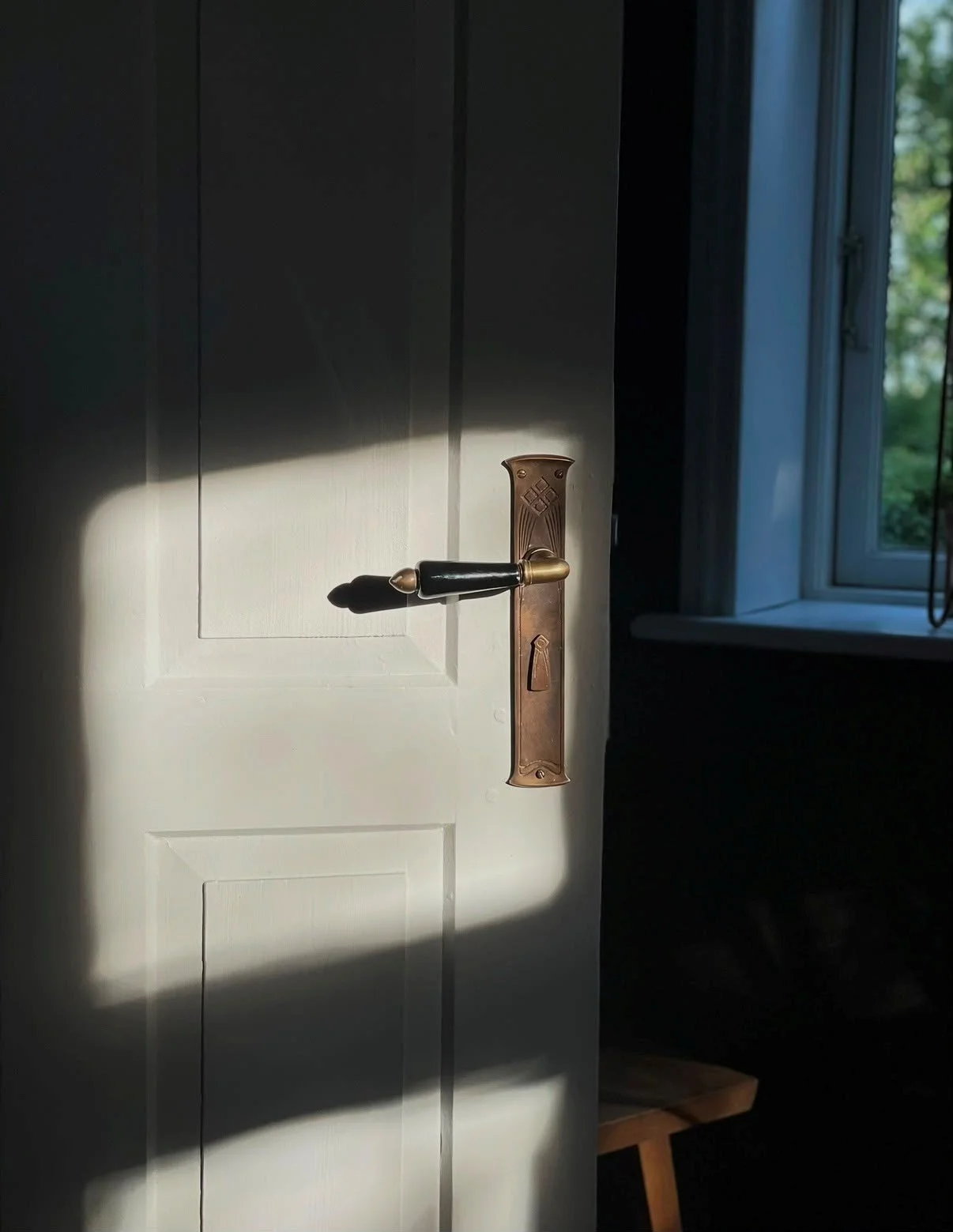 Die Wirkung einer Farbe entscheidet sich nicht auf der Farbkarte, sondern im Zusammenspiel von Licht, Raum und Oberfläche