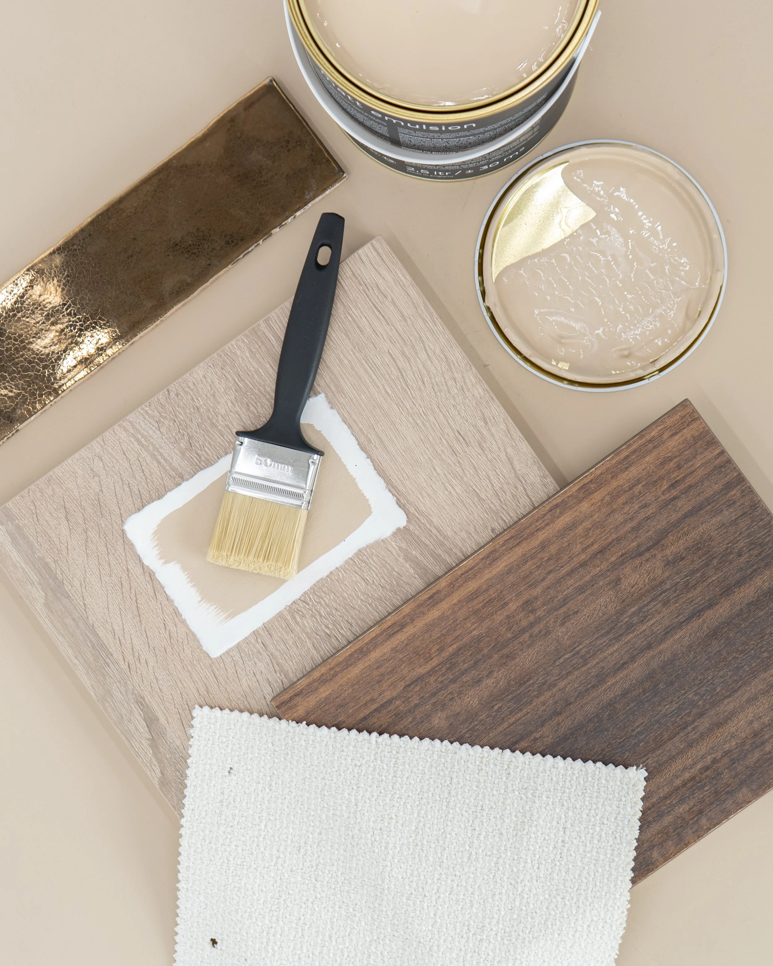 moodboard für Frabton wood von der Farbkarte forest walk von Paint of Walinoon mit Materialien Holz, Fliese , Stoff und Farbtopf