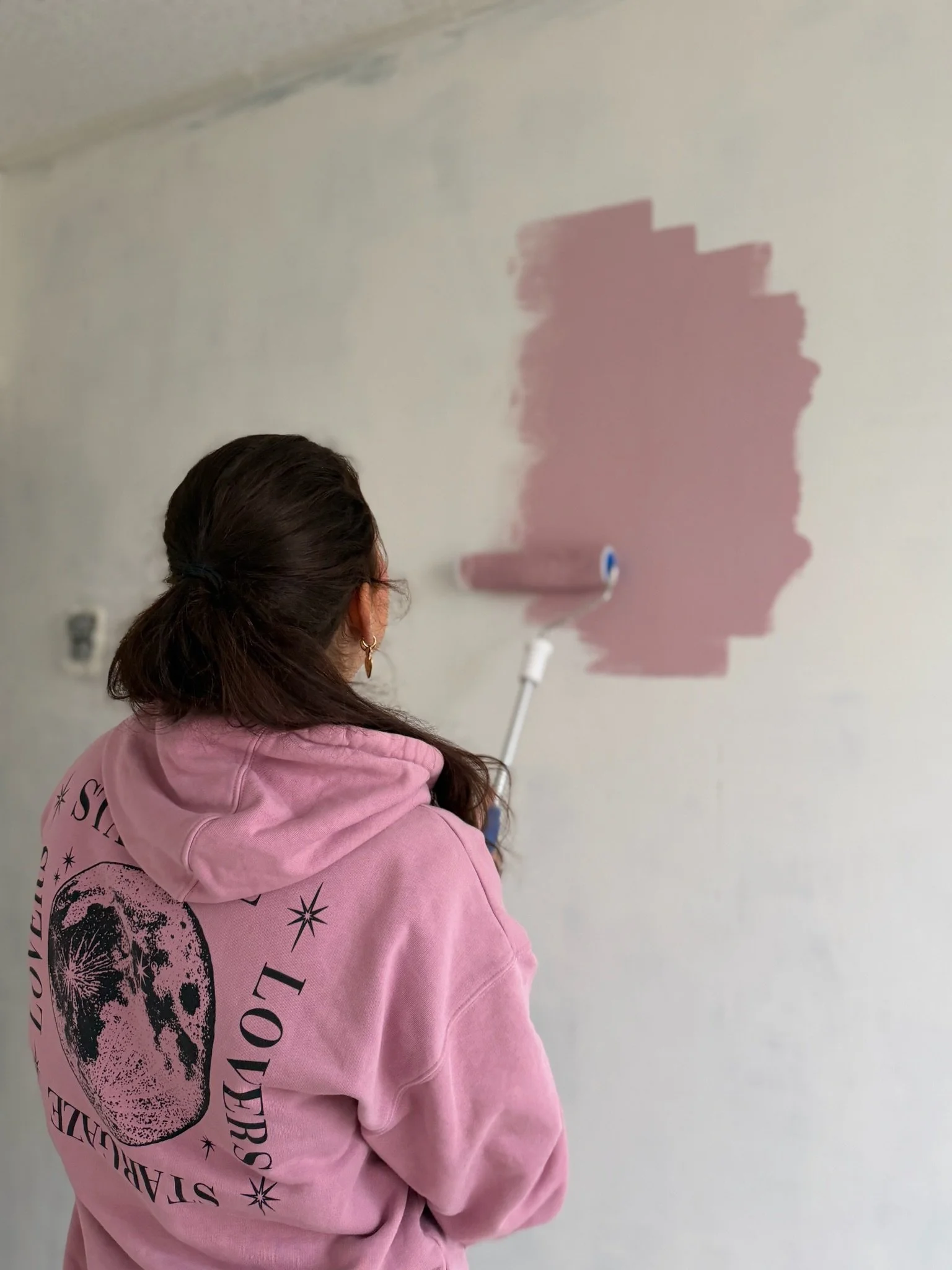 Rosa Farbe gestrichen auf einer Wand