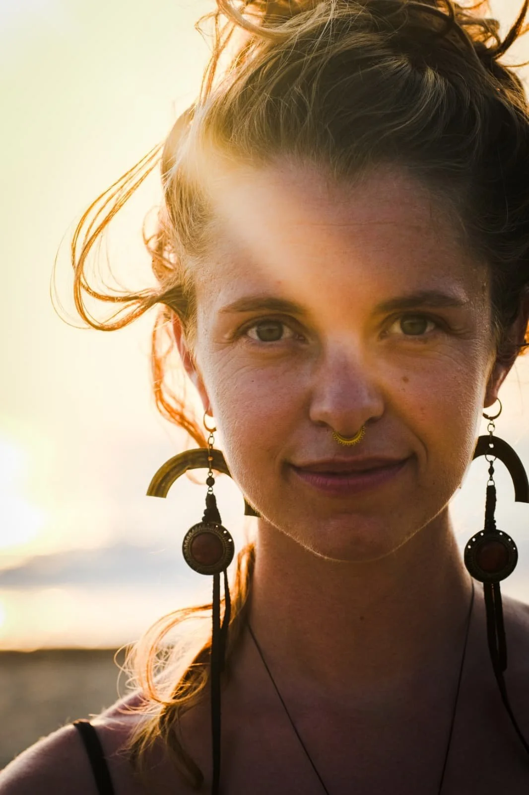 Verena Franzetti artiste multidisciplinaire en train de dessiner dans son studio