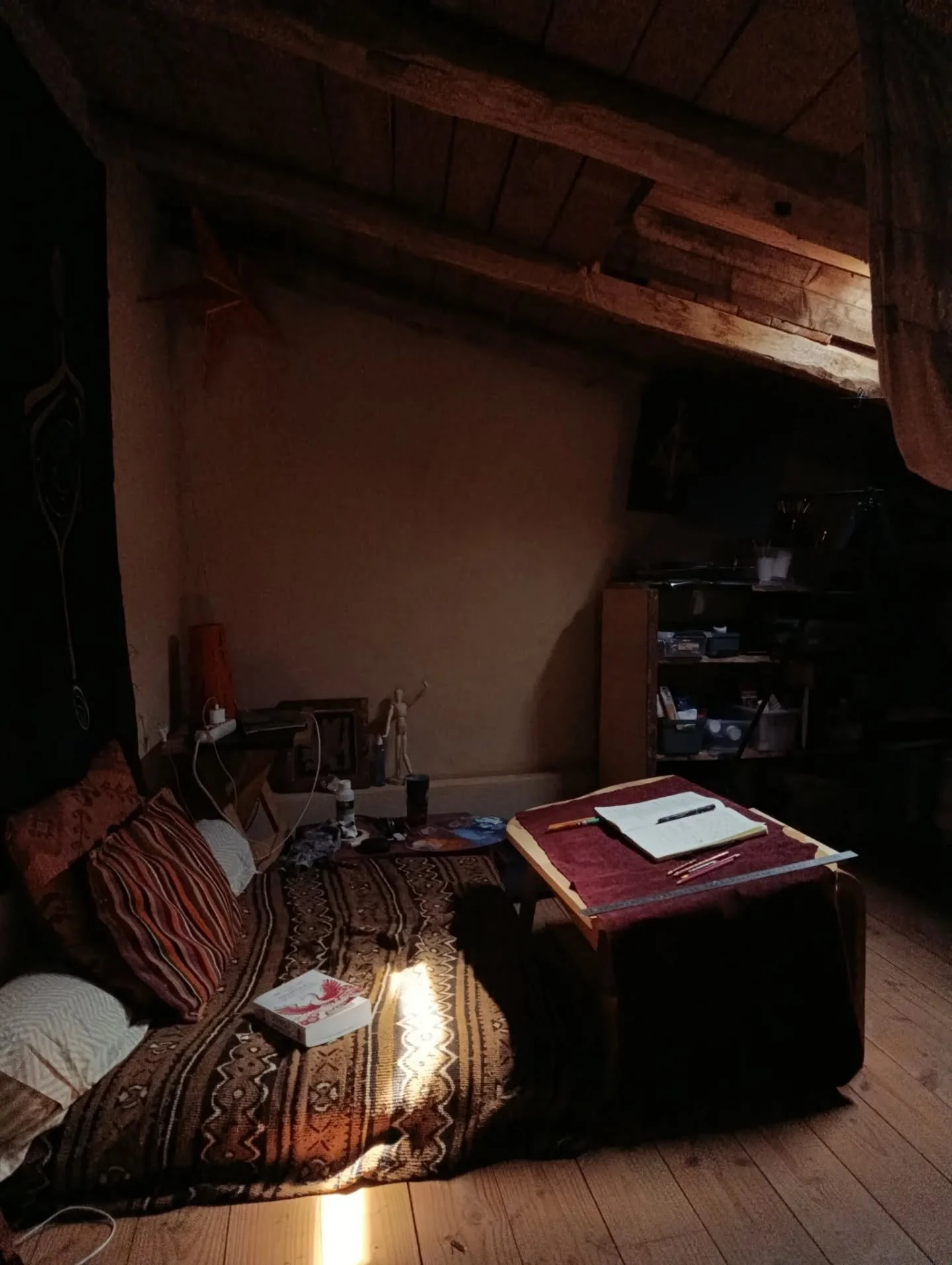 Sanctuaire de vie &amp; cr&eacute;ation 
Se laisser &ecirc;tre r&eacute;ceptacle pour accorder les mots | symboles 
L'art comme langage compl&eacute;mentaire aux mots. 

__
S&eacute;ance 1:1 art &amp; astro 
Dm / lien dans la bio 

&bull; 
Sanctuary 