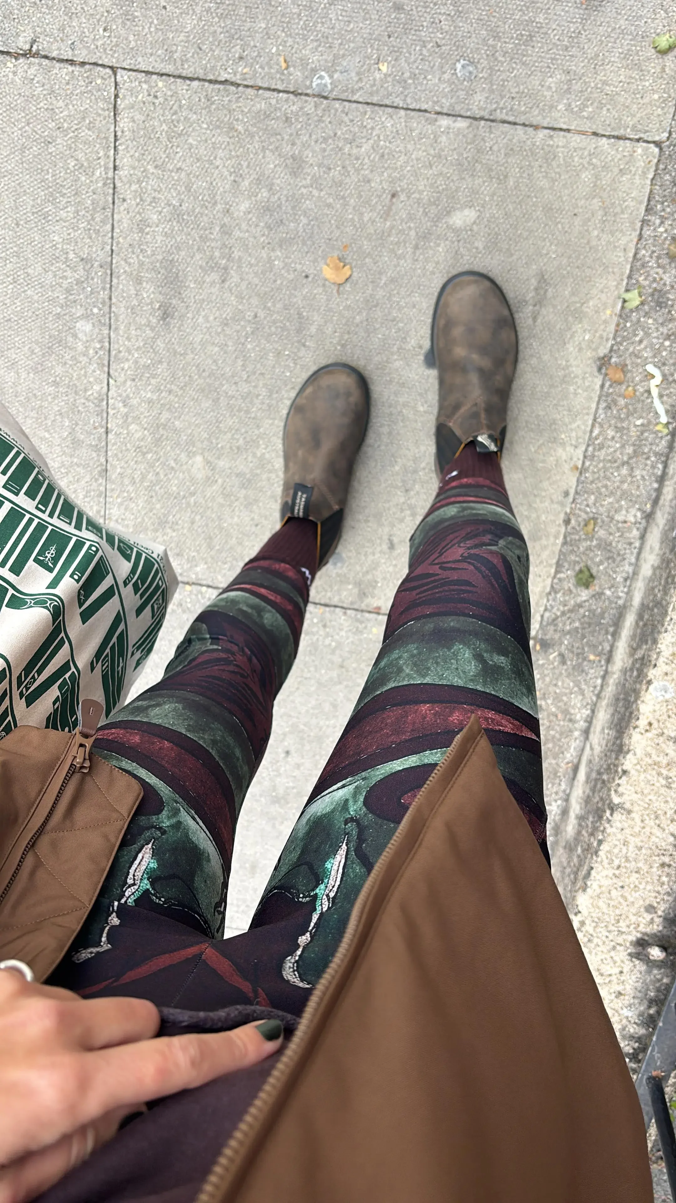 Jessica vue de haut portant des bottes marron, un legging au motifs de forets abstrait. Art à porter de la collection Fluid de Verena Franzetti 