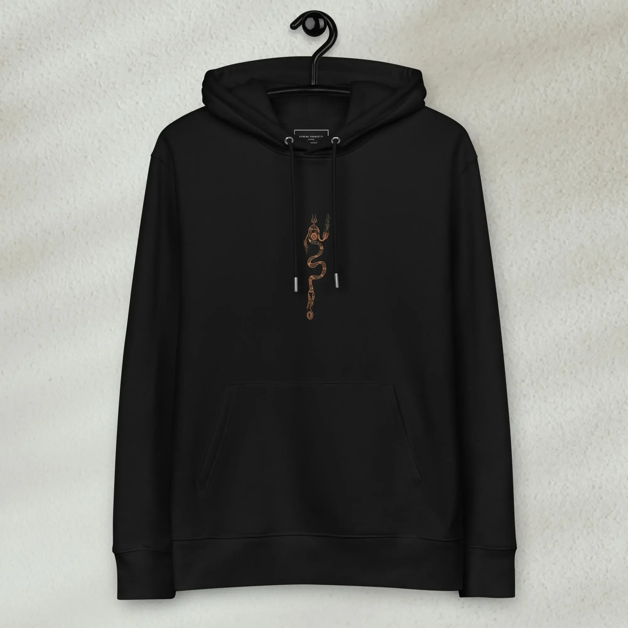 Verena Franzetti. Art à porter. Sweat à capuche noir avec un dessin de serpent stylisé au centre.