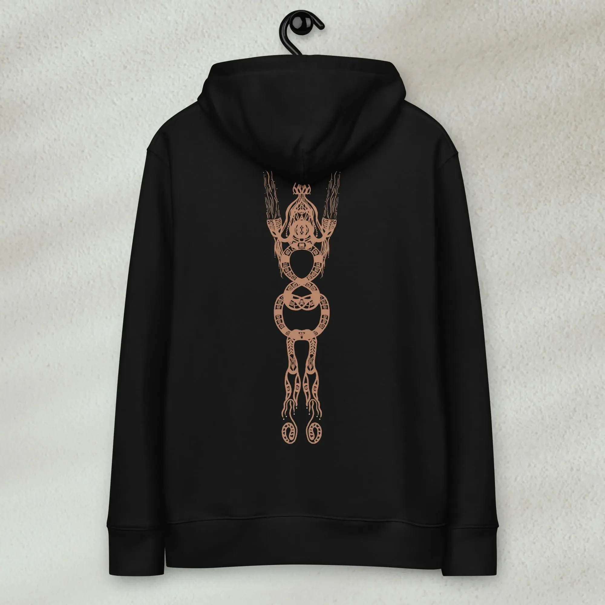 
Sweat à capuche noir avec une illustration de style tribal en brun rougeâtre sur le dos. de Verena Franzetti. Collection Shape Shifting