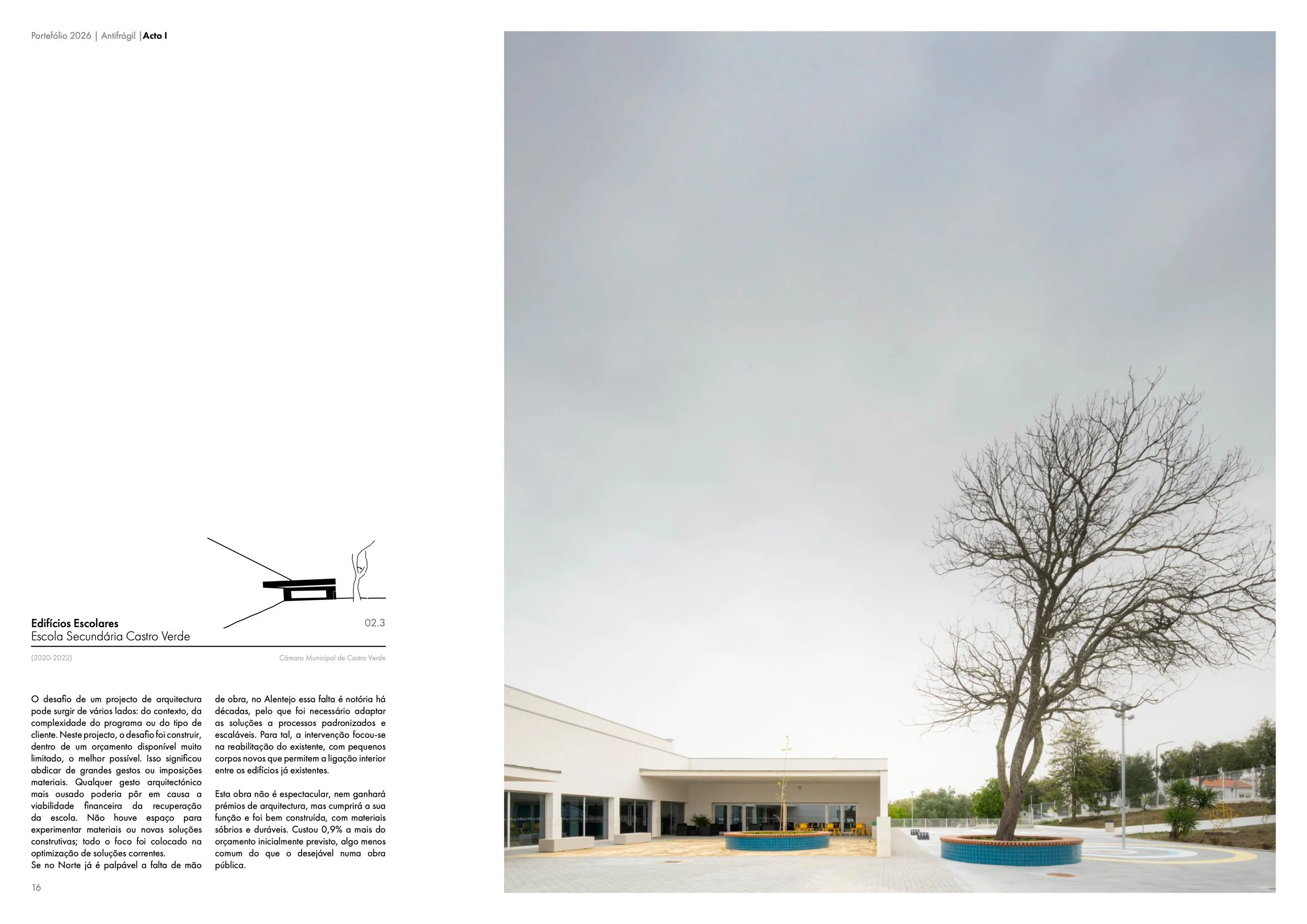 Imagem de uma escola moderna com faixas de piscina e uma árvore grande ao centro, sob céu nublado.