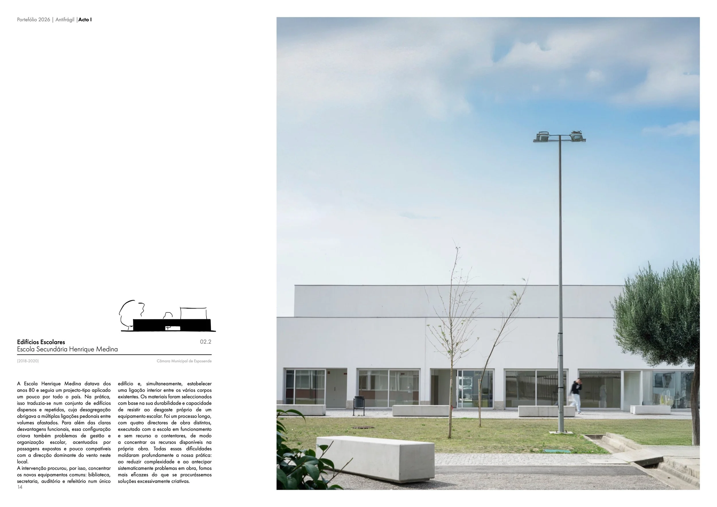 Foto de um prédio escolar de fachada branca com janelas e portas de vidro, árvores jovens na frente e uma lâmpada de poste alto, sob céu partly nublado.