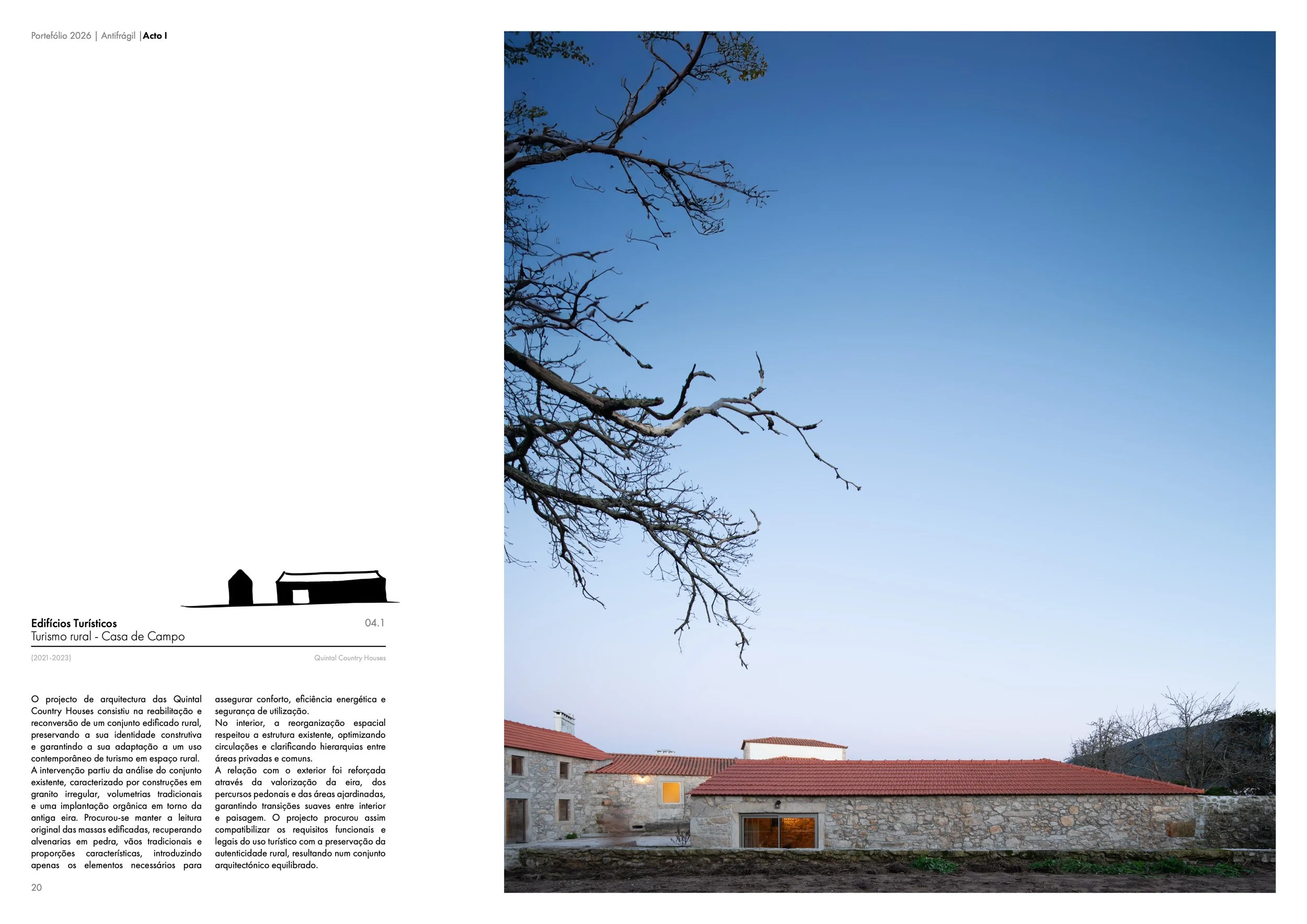 Imagem de uma paisagem com uma árvore seca no lado esquerdo e uma casa de pedra com telhado vermelho ao fundo, numa área rural ao entardecer ou começo de noite, sob céu claro.