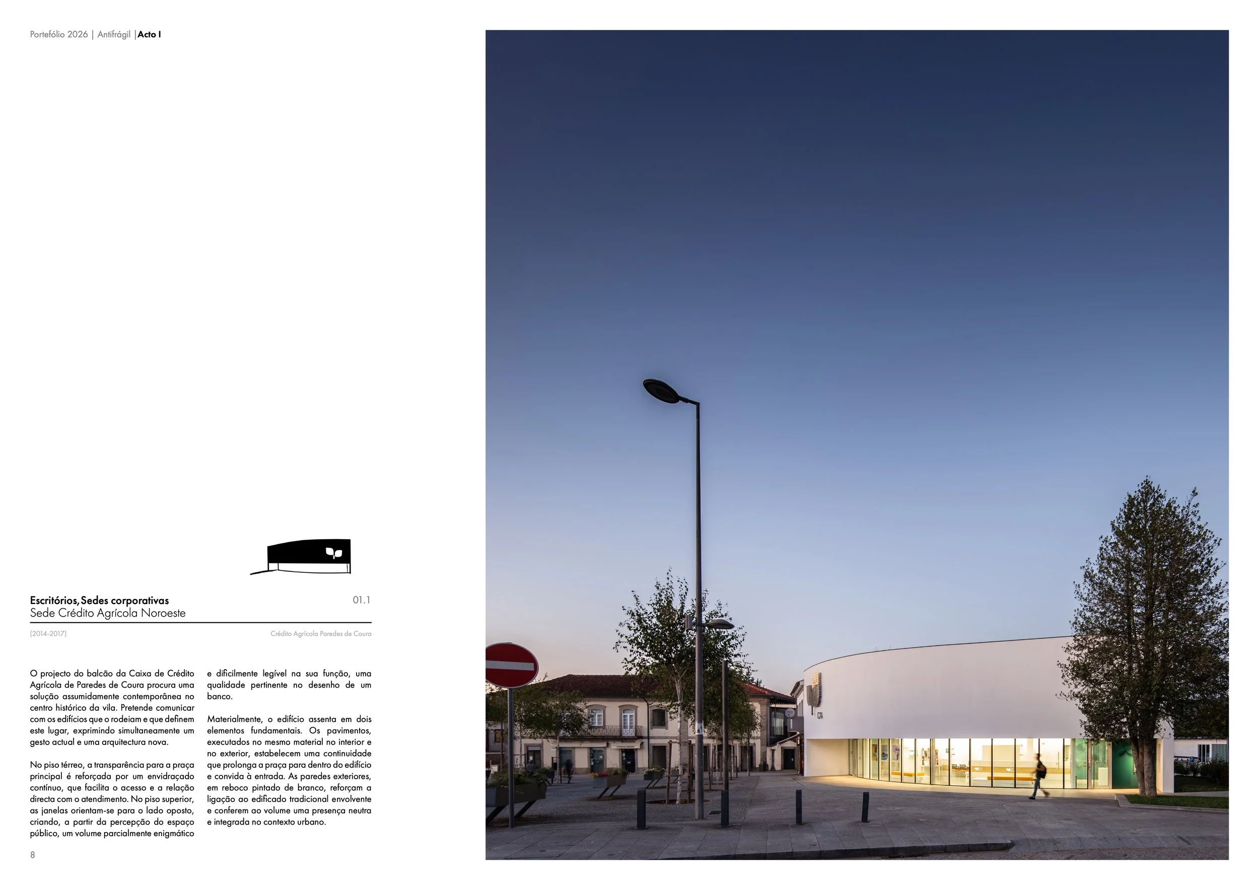 Praça com iluminação pública, árvores e edifícios ao entardecer