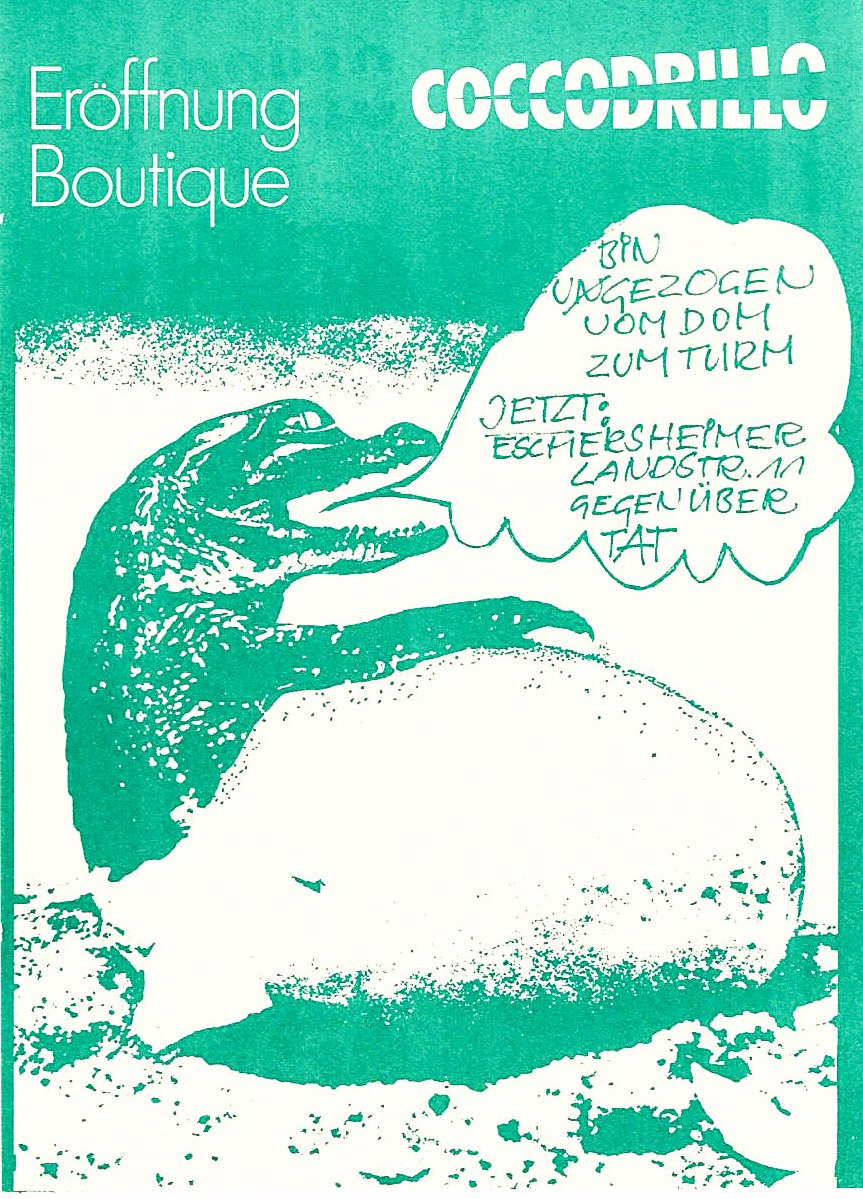 Eröffnungsplakat für die Boutique 'Coccodrillo' mit einem illustrierten Krokodil, das in einer Sprechblase den Umzug des Geschäfts ankündigt.