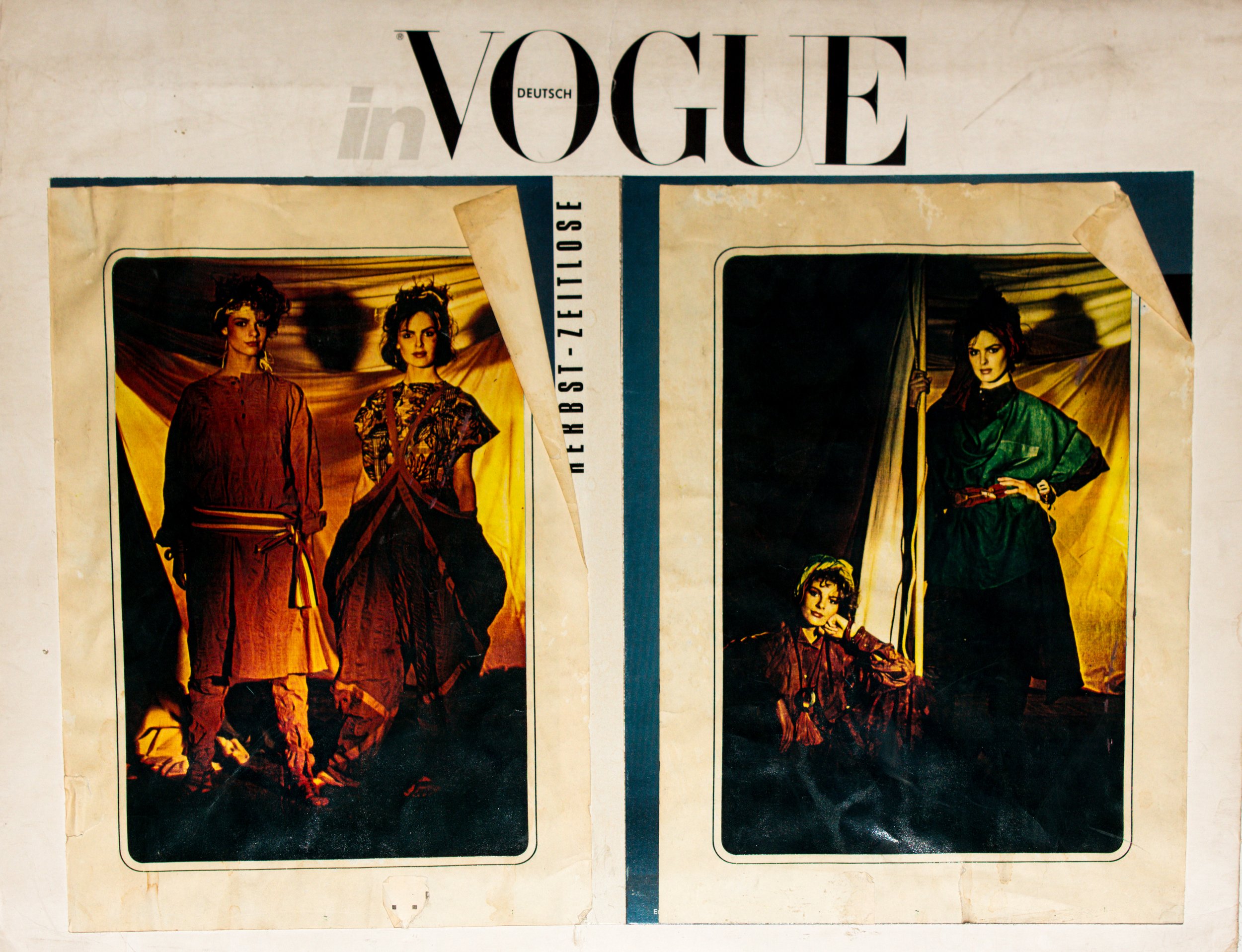 Zwei Fotografien in einem Vogue-Magazin mit dem Titel 'Herbst-Zeitlose'. Auf der linken Seite sind zwei Frauen in modischer Kleidung zu sehen. Auf der rechten Seite posiert eine Frau stehend neben einem Vorhang und eine andere sitzt davor. Die Bilder