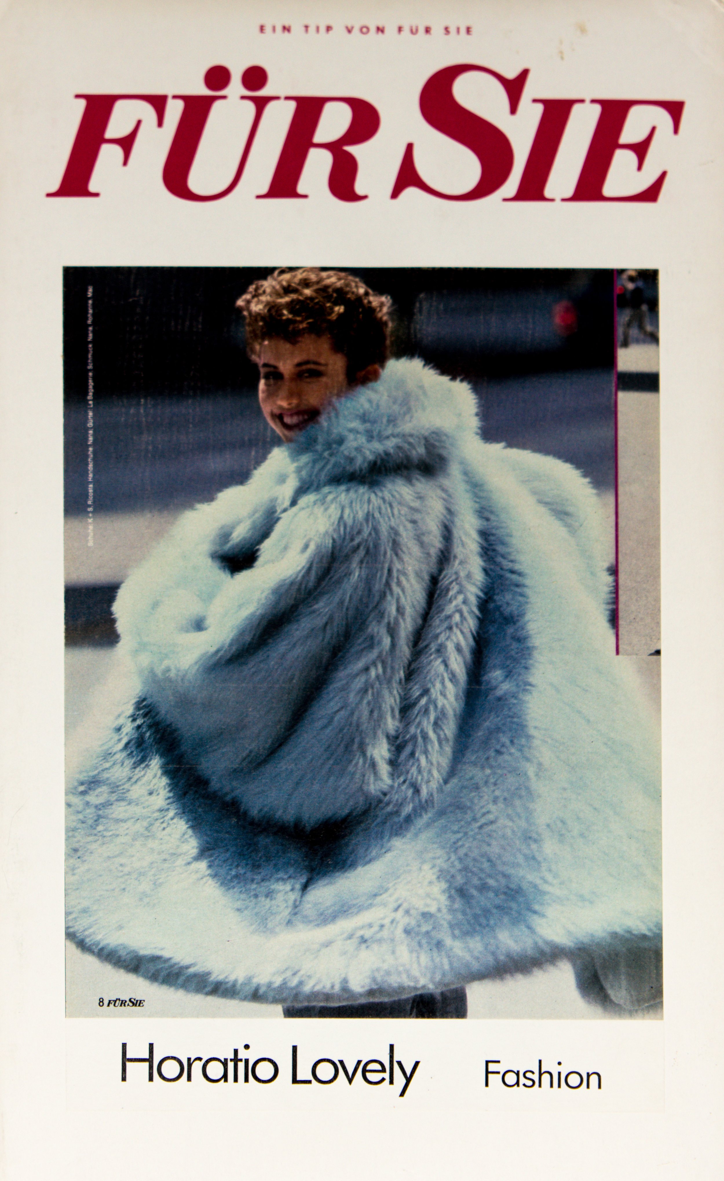 Person in einem blauen Pelzmantel auf dem Cover einer Modemagazin-Seite mit dem Titel 'FÜR SIE', Untertitel 'Horatio Lovely Fashion'. Im Hintergrund eine Straße.