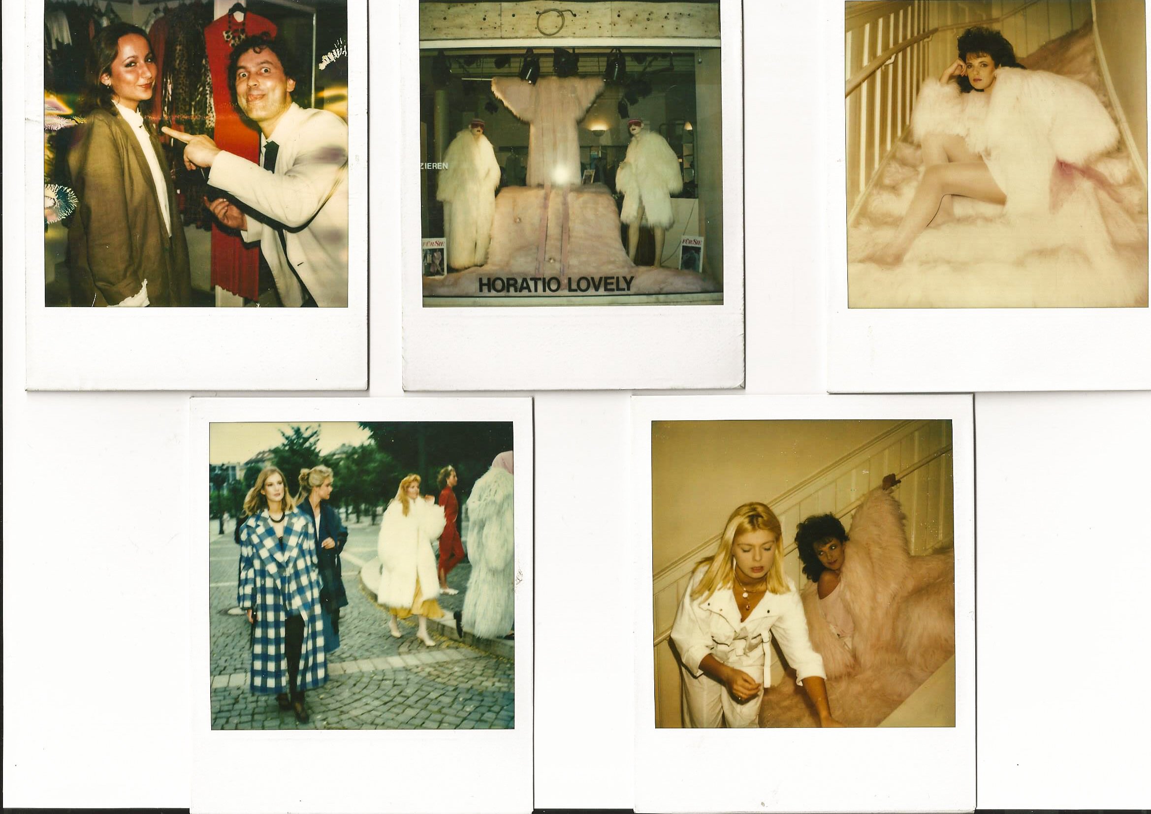 Fünf Polaroid-Bilder in einer Collage, die Menschen in verschiedenen Modeoutfits zeigen. Oben links sind zwei Personen in einer Boutique zu sehen, oben in der Mitte eine Schaufensterpuppe mit Pelzmänteln, oben rechts eine Frau auf einer Treppe mit ei