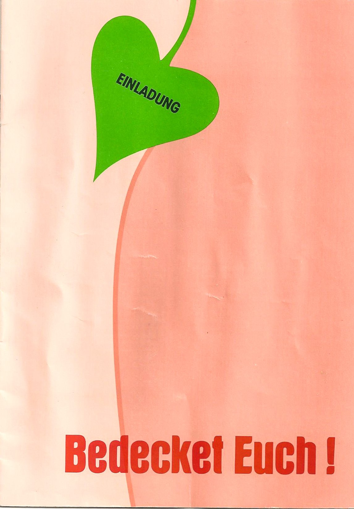 Ein grünes Herz mit dem Wort 'EINLADUNG' auf einem rosa Hintergrund. Unten steht in roter Schrift 'Bedecket Euch!'.