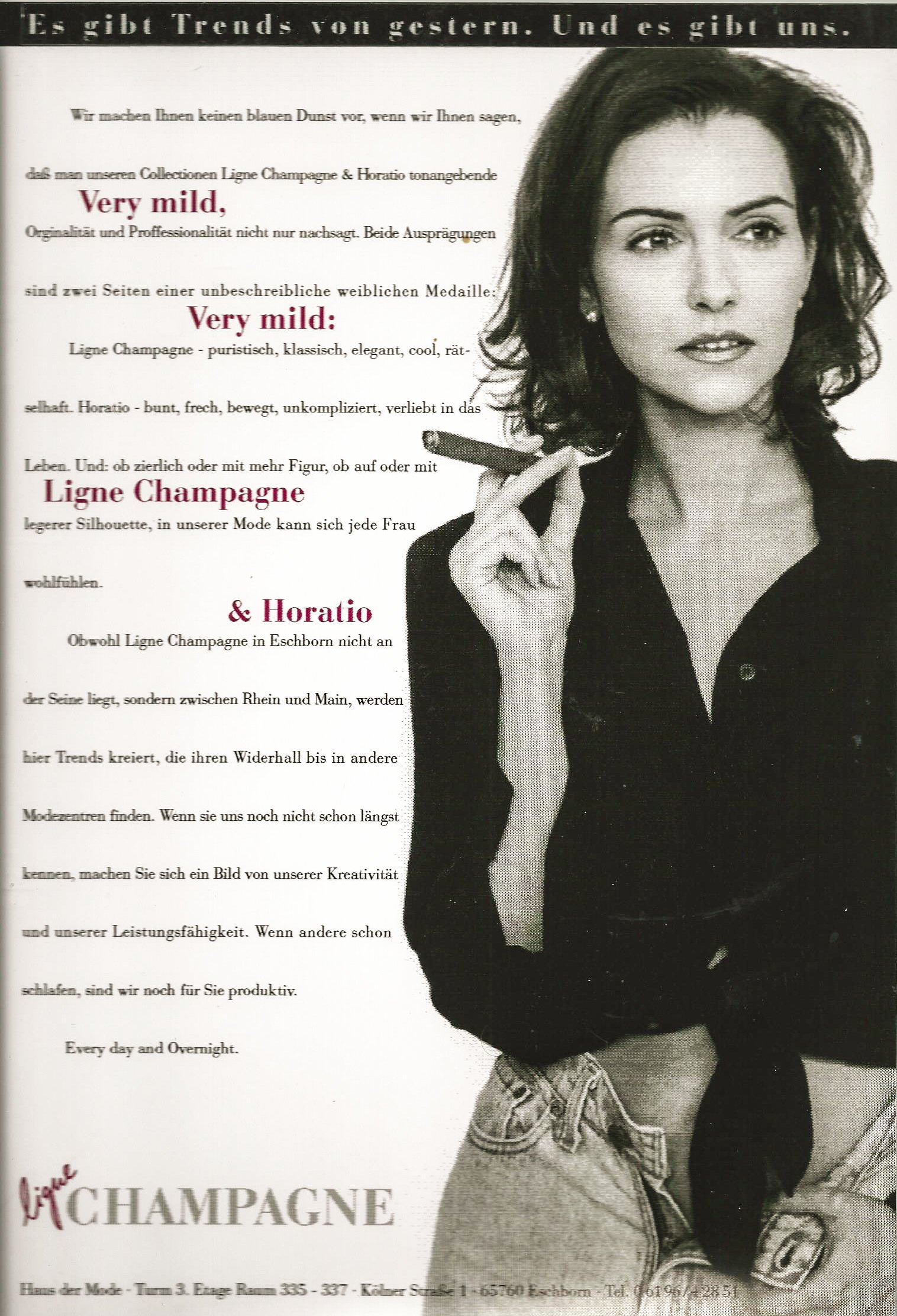 Schwarz-weißes Modemagazin-Design mit einer Frau, die eine Zigarre hält, neben Text über die Modelinie "Ligne Champagne & Horatio."