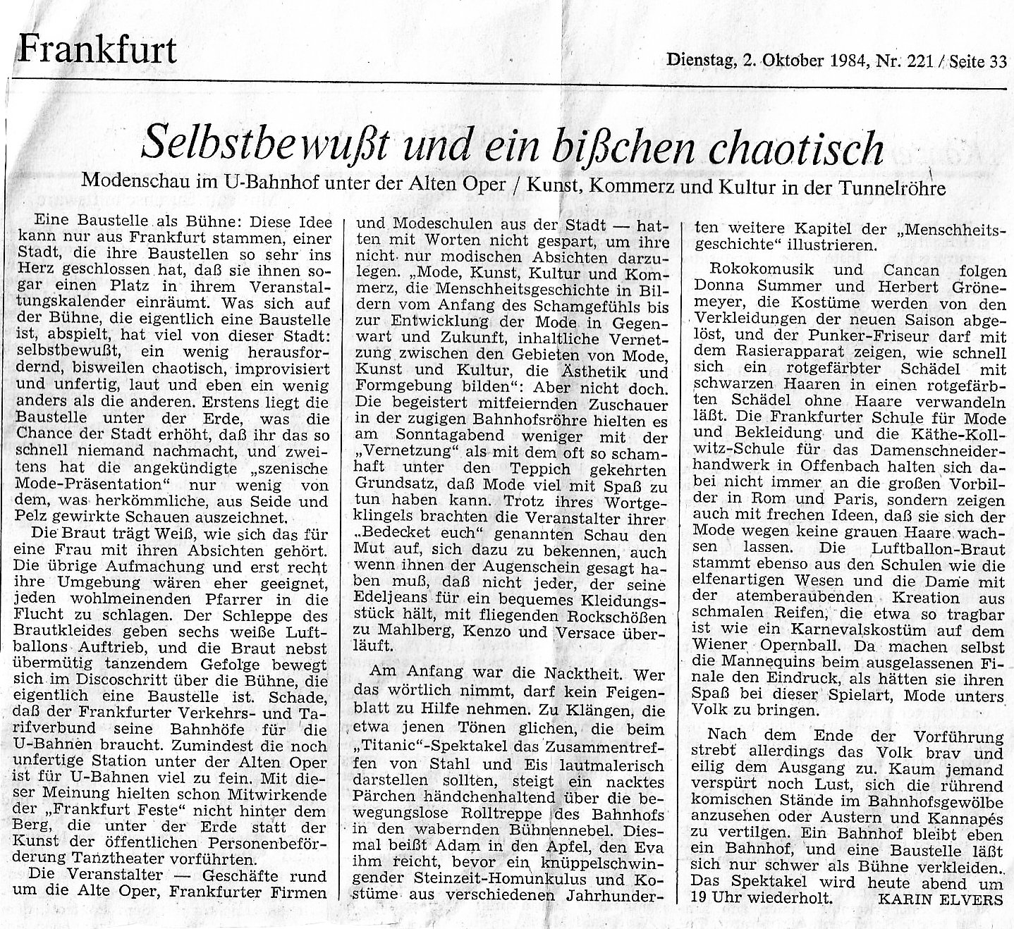 Zeitungsartikel über eine Modenschau in einem U-Bahnhof in Frankfurt. Die Veranstaltung unter der Alten Oper kombiniert Kunst, Kommerz und Kultur. Erwähnt werden Designer wie Kenzo und Versace sowie aktuelle Modetrends. Die Atmosphäre wird als selbst