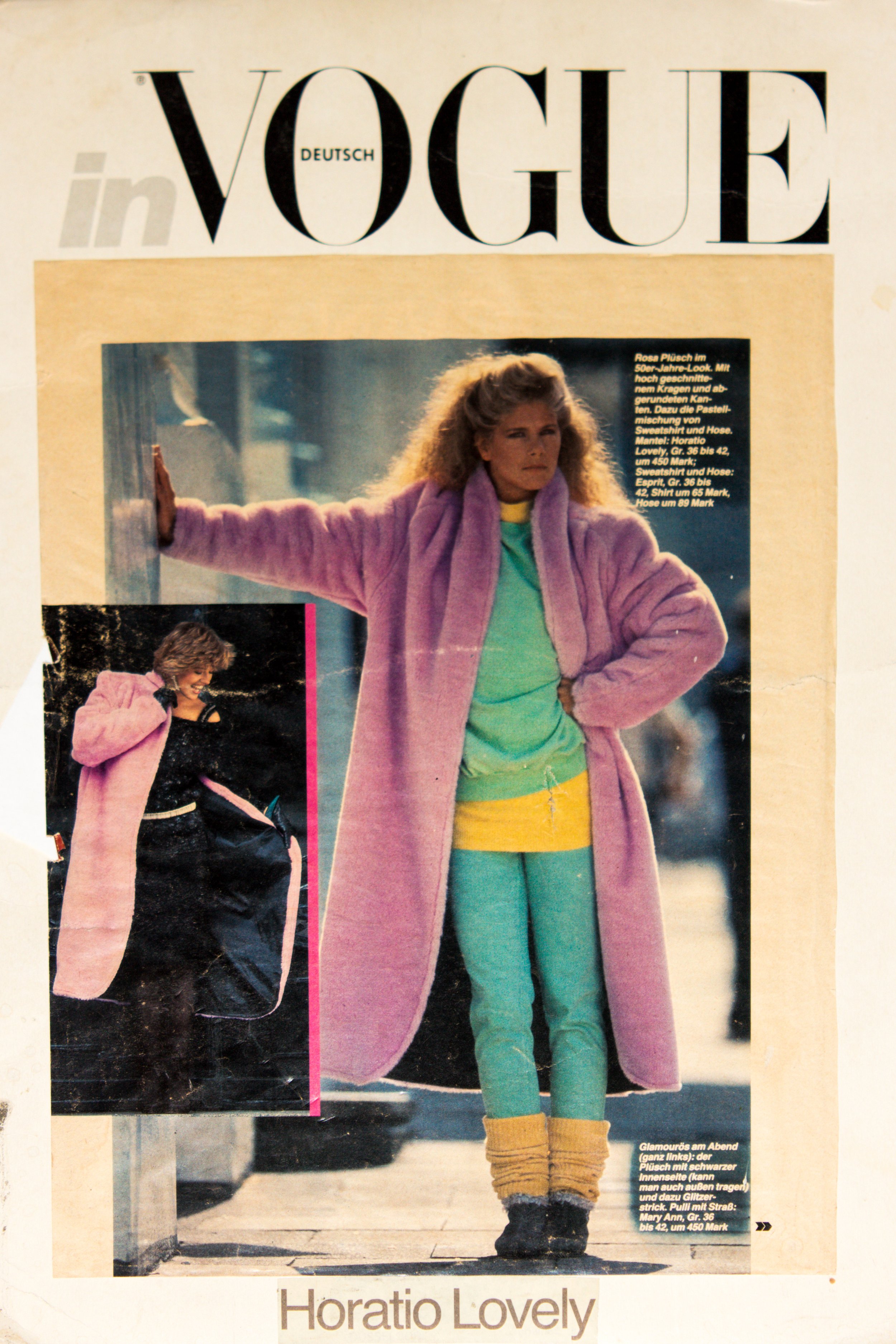 Cover der Zeitschrift "Vogue Deutsch" mit einer Frau in lila Mantel über pastellgrüner Kleidung und gelben Stulpen.