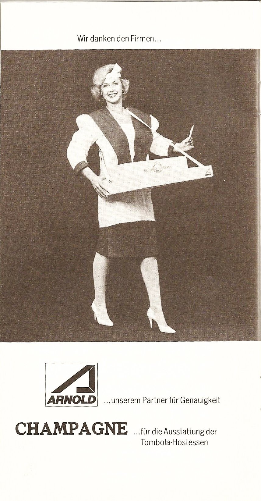 Eine Frau in einem Kostüm und Hut hält ein Tablett mit Werbematerial. Oben steht 'Wir danken den Firmen...', darunter das Logo von Arnold und Hinweise auf Champagner als Partner für Ausstattung.