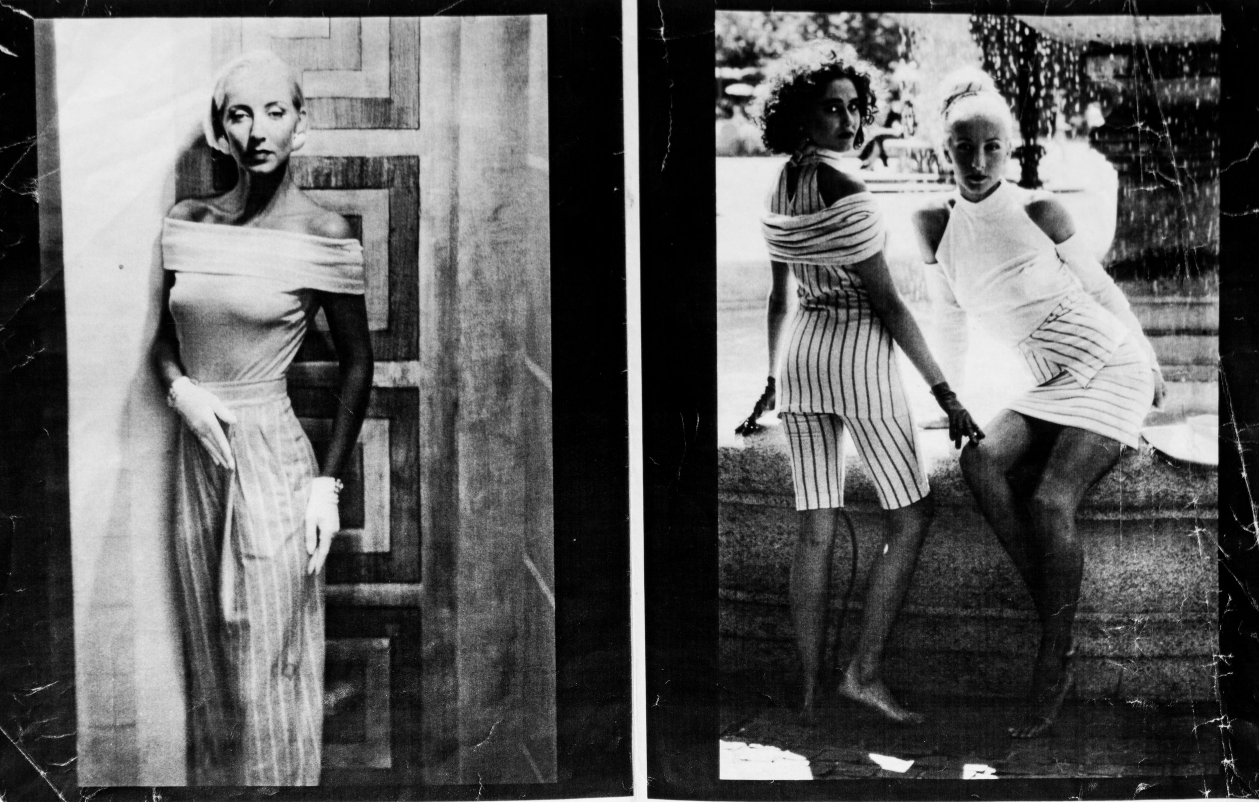 Zwei Frauen in eleganter Kleidung posieren für ein Schwarz-Weiß-Foto. Eine Frau trägt ein schulterfreies Kleid mit Streifen, die andere eine Kombination aus einem hochgeschlossenen Oberteil und einer gestreiften Hose. Hintergrund zeigt geometrisches