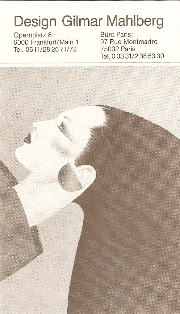 Minimalistische Zeichnung eines stilisierten Frauenprofils mit langen Haaren und großem Ohrring. Darüber der Text "Design Gilmar Mahlberg" mit Kontaktinformationen für Büros in Frankfurt und Paris.