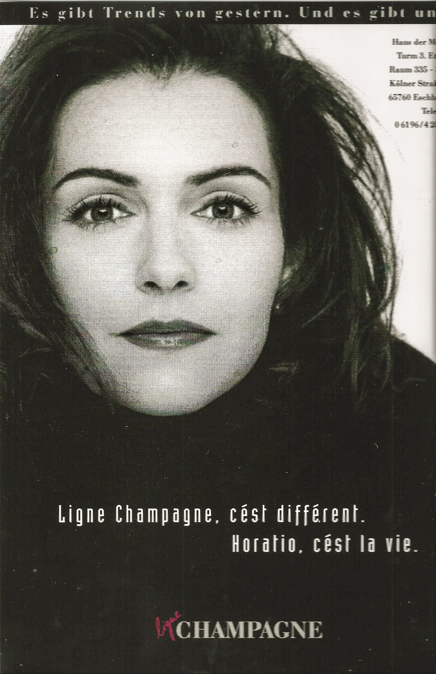 Schwarz-weiße Nahaufnahme eines Frauengesichts mit textlicher Werbung für die Linie Champagne. Oben steht ein deutscher Slogan, unten französische Werbetexte für "Ligne Champagne". Der Hintergrund ist dunkel.