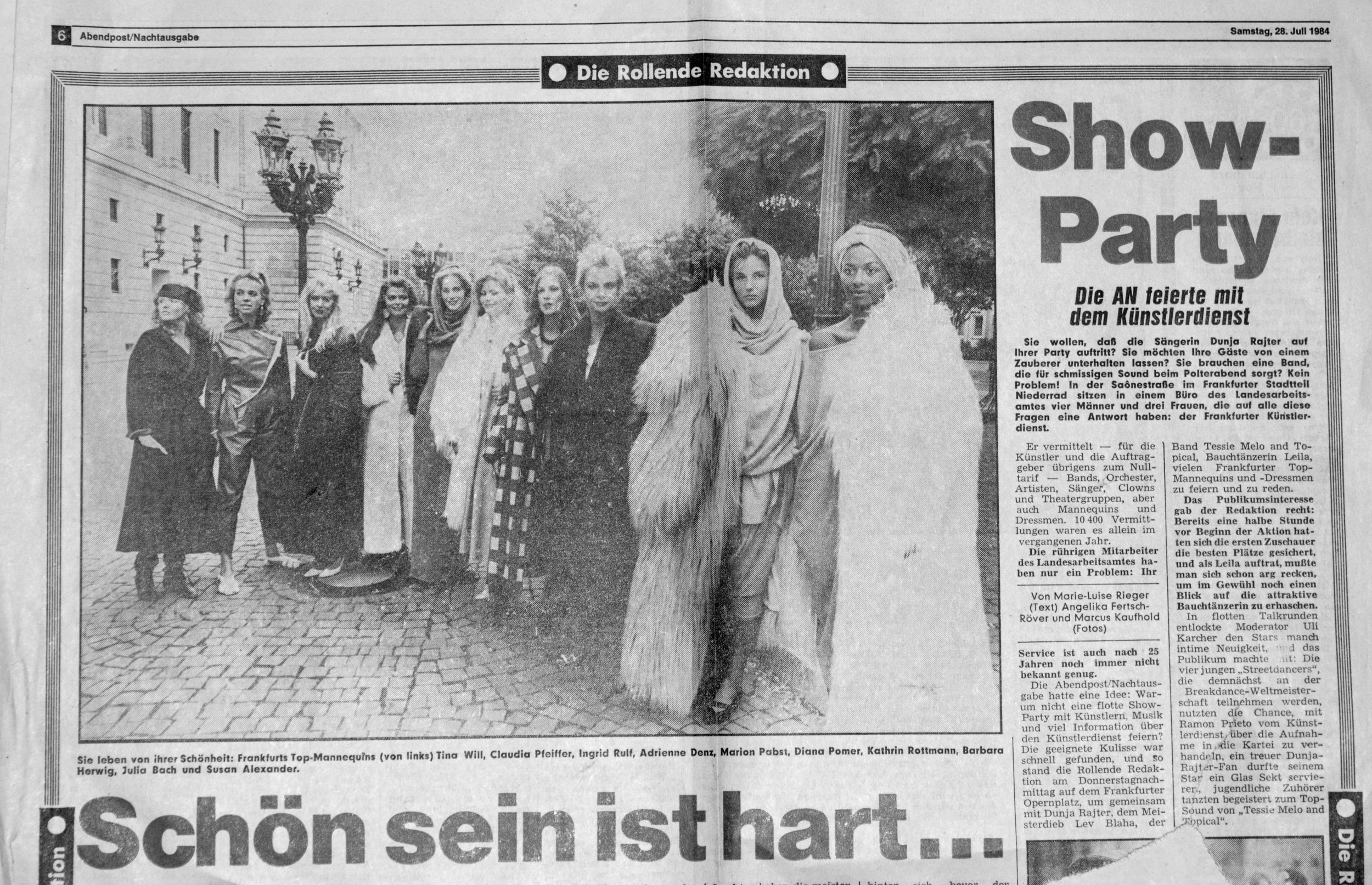 Zeitungsartikel mit Foto einer Gruppe von Personen in verschiedenen Kleidern, unter der Überschrift „Show-Party“. Links im Bild eine Reihe von Frauen, rechts ein Textabschnitt. Datum: 28. Juli 1984, Titel: 'Schön sein ist hart'.