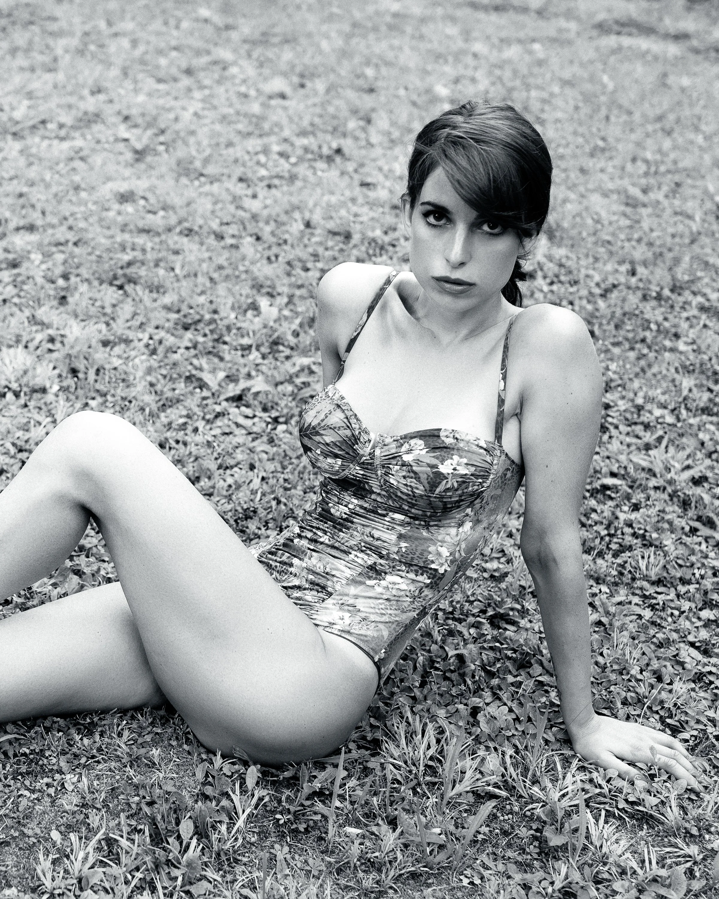 Donna su un prato in costume da bagno vintage, foto in bianco e nero.