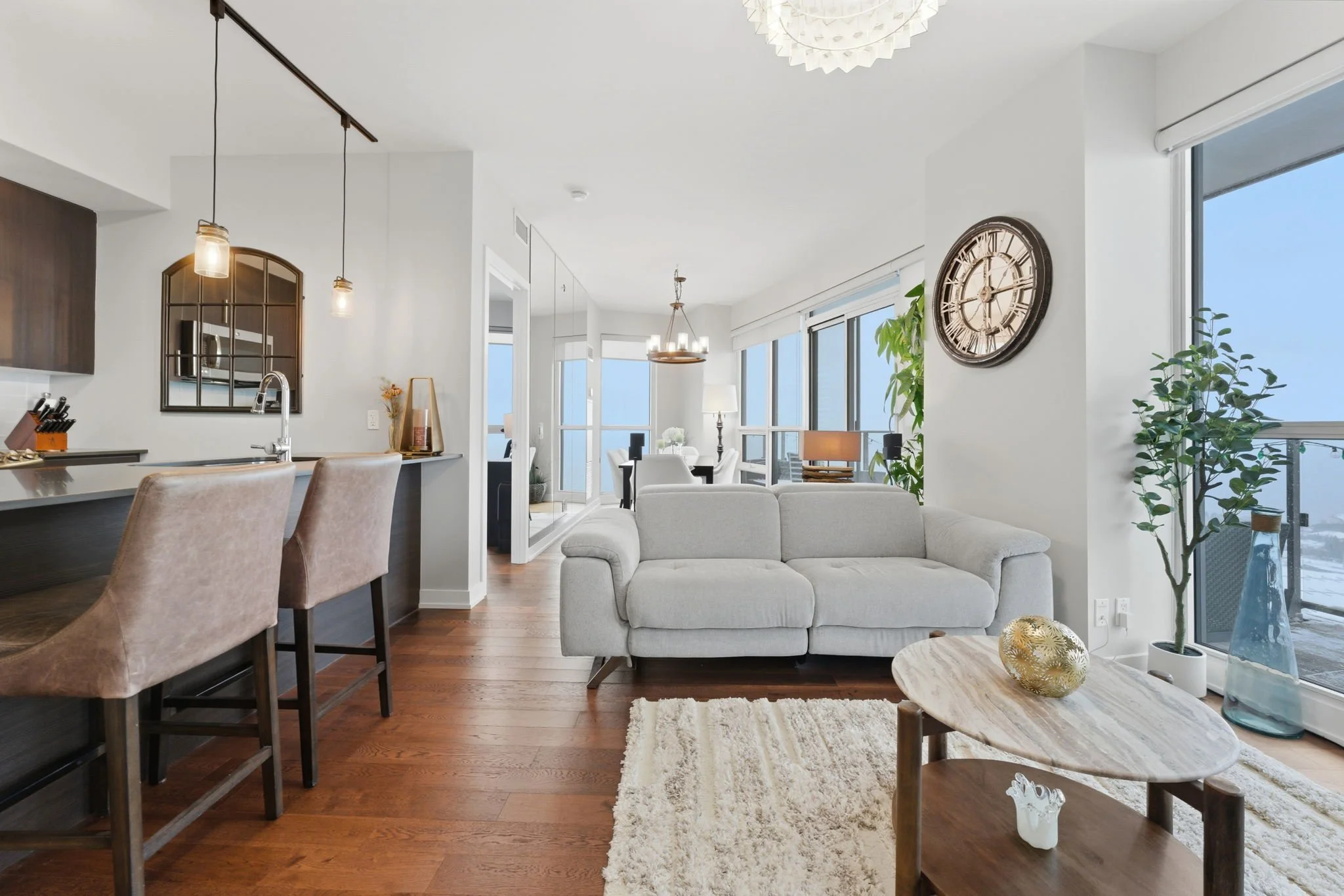 Corner unit with panoramic views