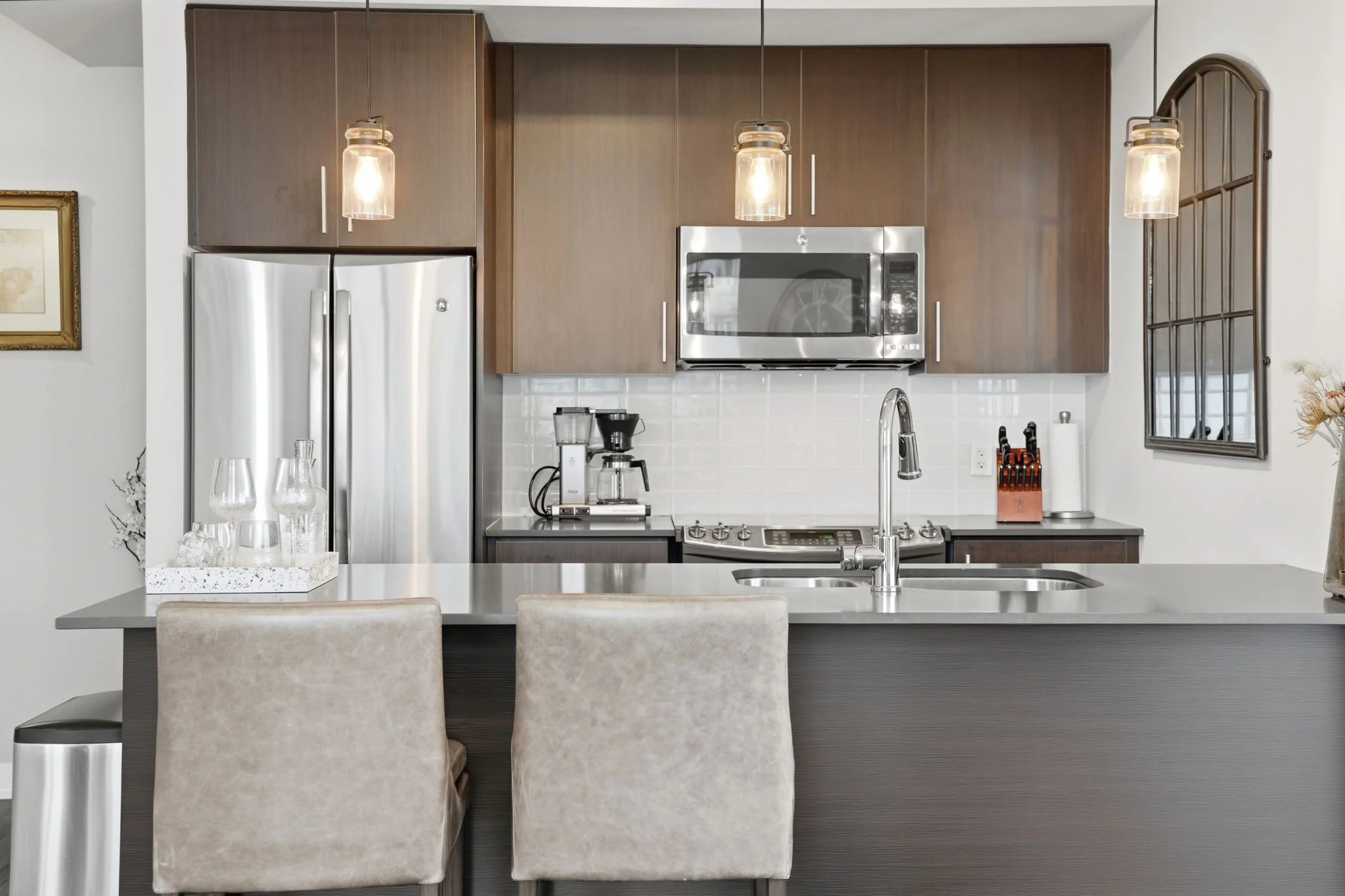 Modern kitchen, full-size SS appl, quartz counters