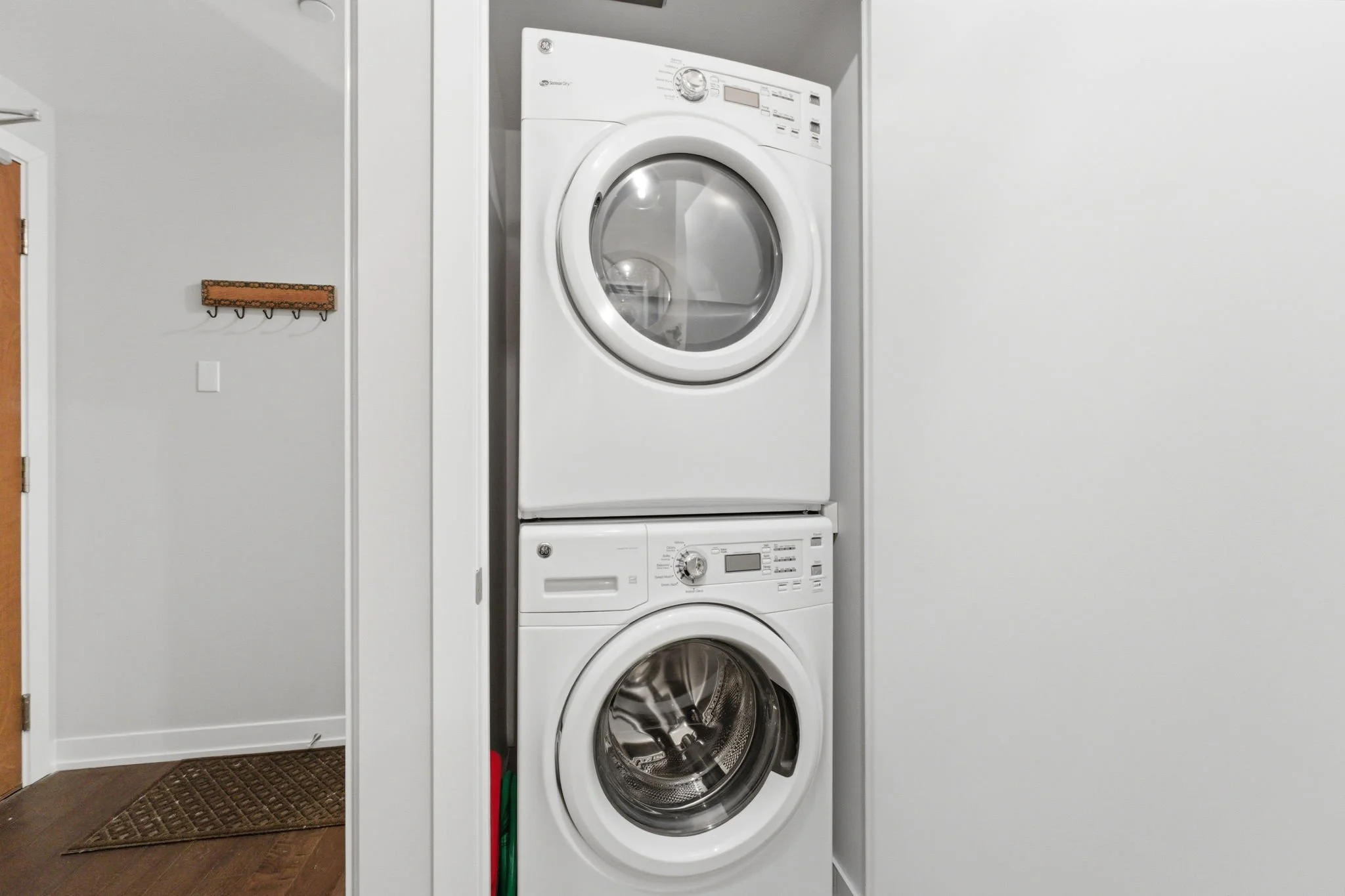Full-size stacked washer/dryer