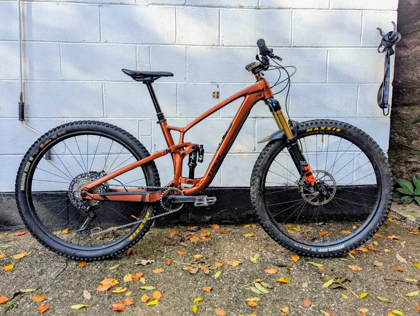 Beauty of a Trek Fuel EX in for a binding rear brake. A piston-out inspection revealed debris stopping the piston from fully returning in. A good clean, silicone lube, and a system bleed sorted it right out 🚲💨.
.
.
.
.
#bikerepair #bikemechanic #bi
