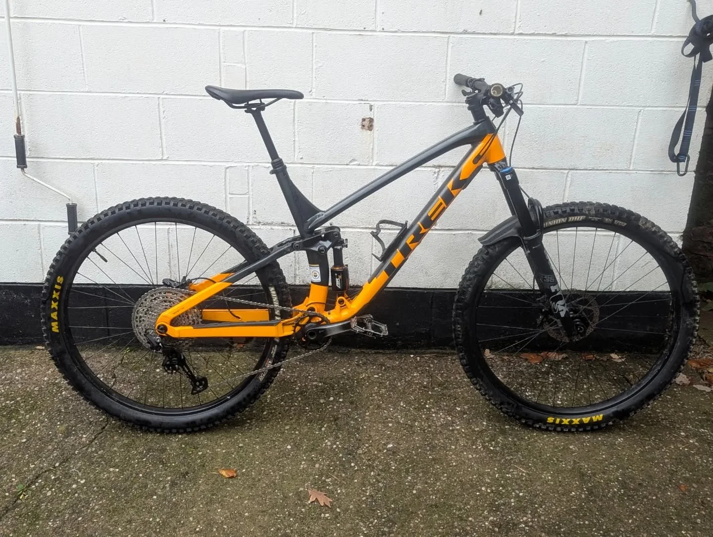 Trek Fuel EX in for a bottom bracket replacement. We substituted the press fit cup system for a screw-together type to reduce the chance of creaking and dirt ingress.
.
.
.
.
.
#bikerepair #bikemechanic #bikeshop #trek #mtblife #mtb