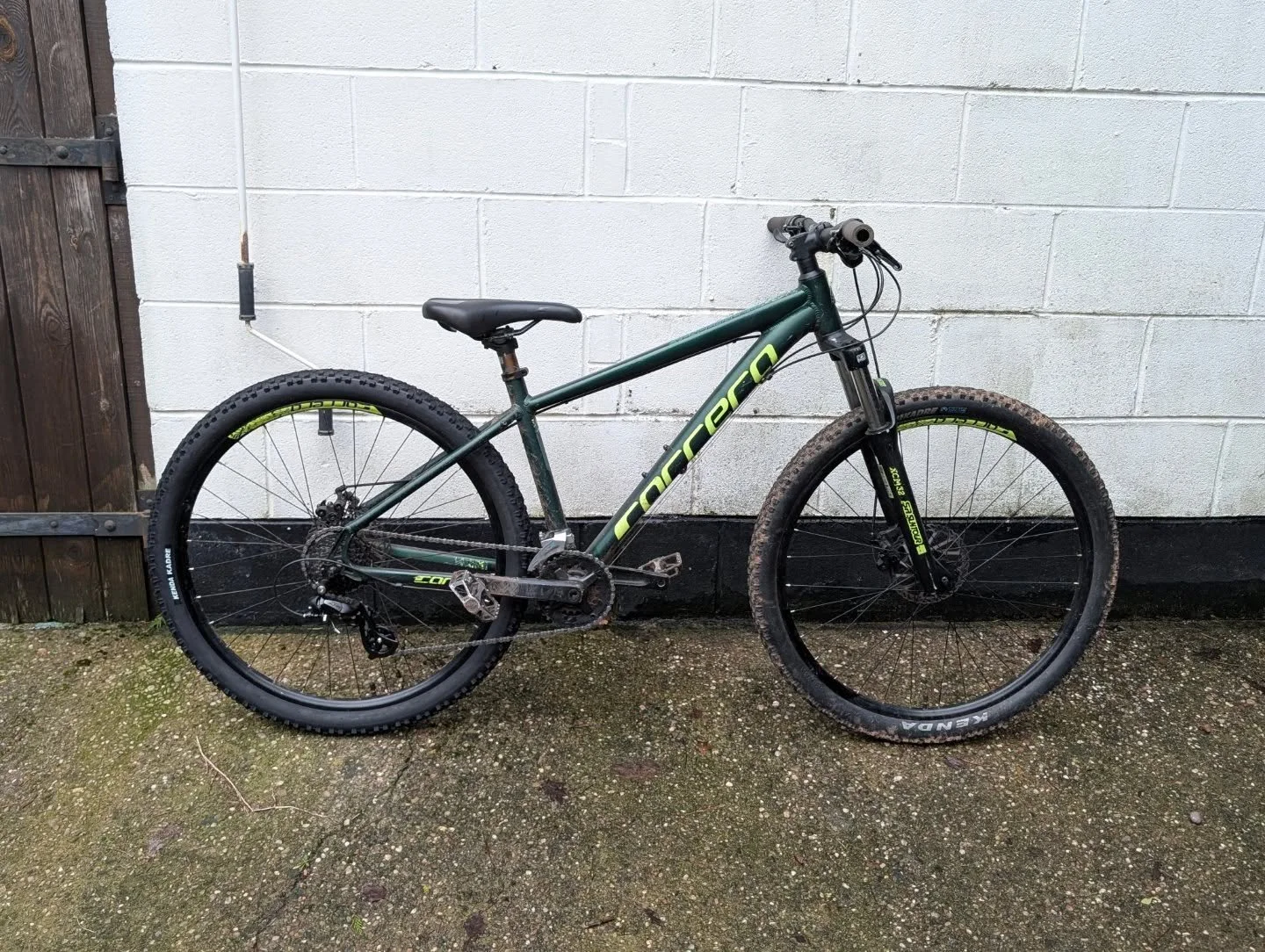 Carrera in for some well-overdue love. Jockey wheel missing, bent brake levers, chain almost gone, and a back tyre that might be up there with the most worn I've seen! Defo got their money's worth from those Kendas. Proper workhorses for the money th