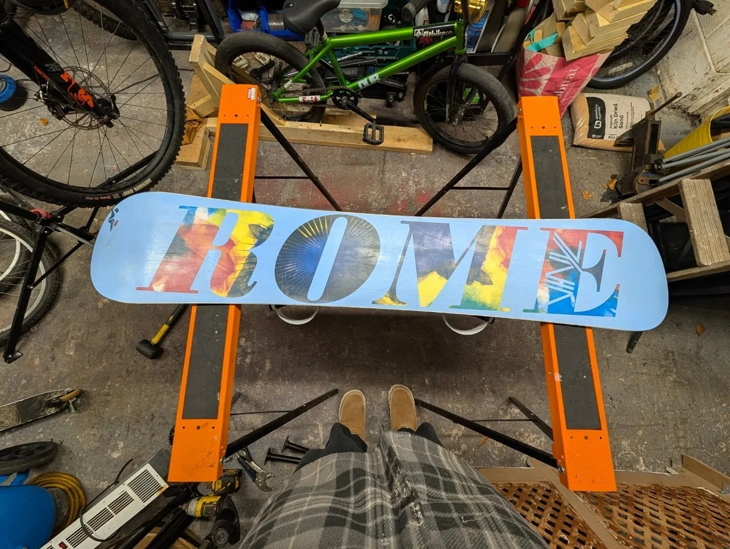 Wax on, wax off. Snowboard service including base hot wax, polish, edge tune, bindings and stance adjustment on this bangin Rome board. 🏂🏻💨❄️
.
I can sort anything but ya marriage in this little workshop 😉
.
.
.
.
#snowboarding #bikerepair #bikem