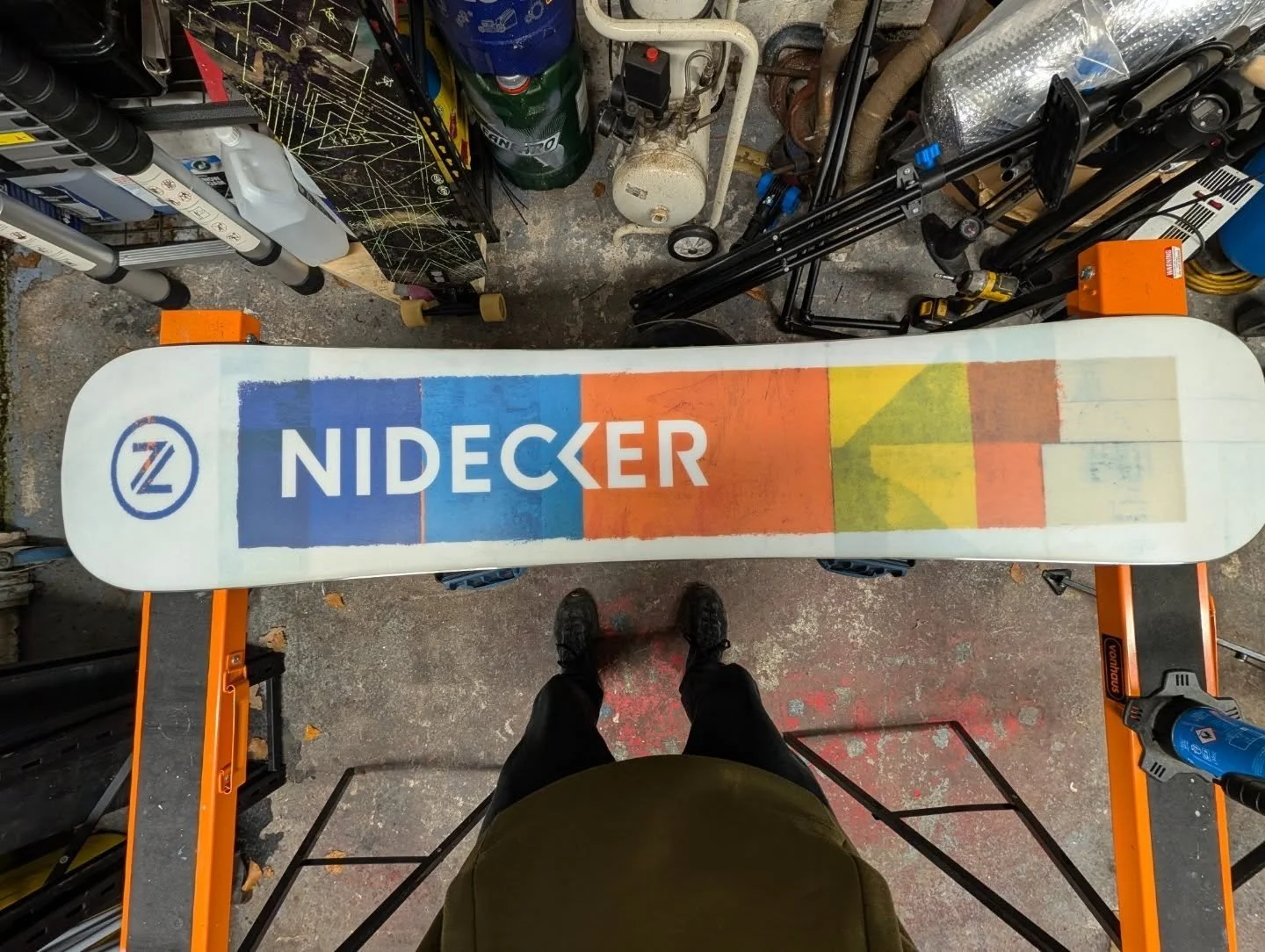 Fresh base wax on this box fresh Nidecker setup. Very clean.
.
.
.
.
#snowboarding #skiing #freestyle #snowsports #workshop
