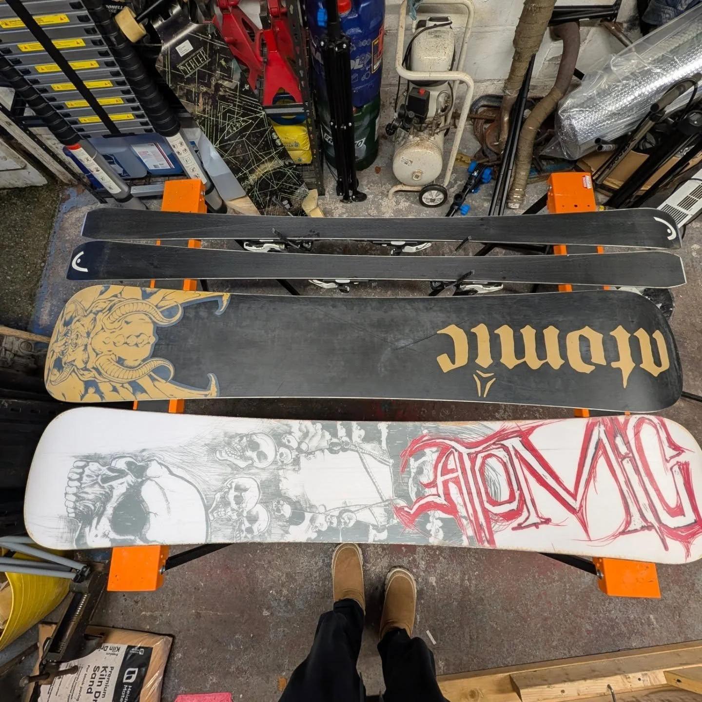 Couple of snowboards in for some minor ptex repairs, waxing, and the edging. Did these at the end of Feb 🏂🏻
.
.
.
.
#snowboarding #skiing #snowsports #bikerepair #bikemechanic