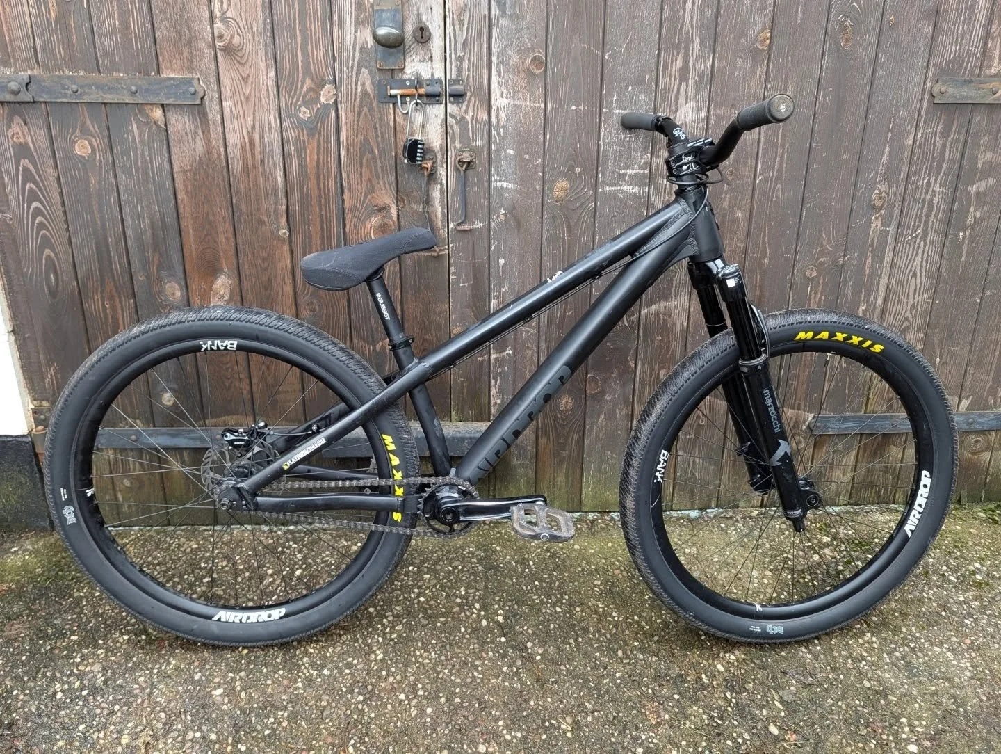 SRAM Guide rear brake install on this BALLER Airdrop Fade Stealth edition @airdropbikes @ollythompson10.
.
.
Slowly catching up on posts. 
.
.
.
.
#bikerepair #bikemechanic #bikeshop #airdropfade #dirtjump