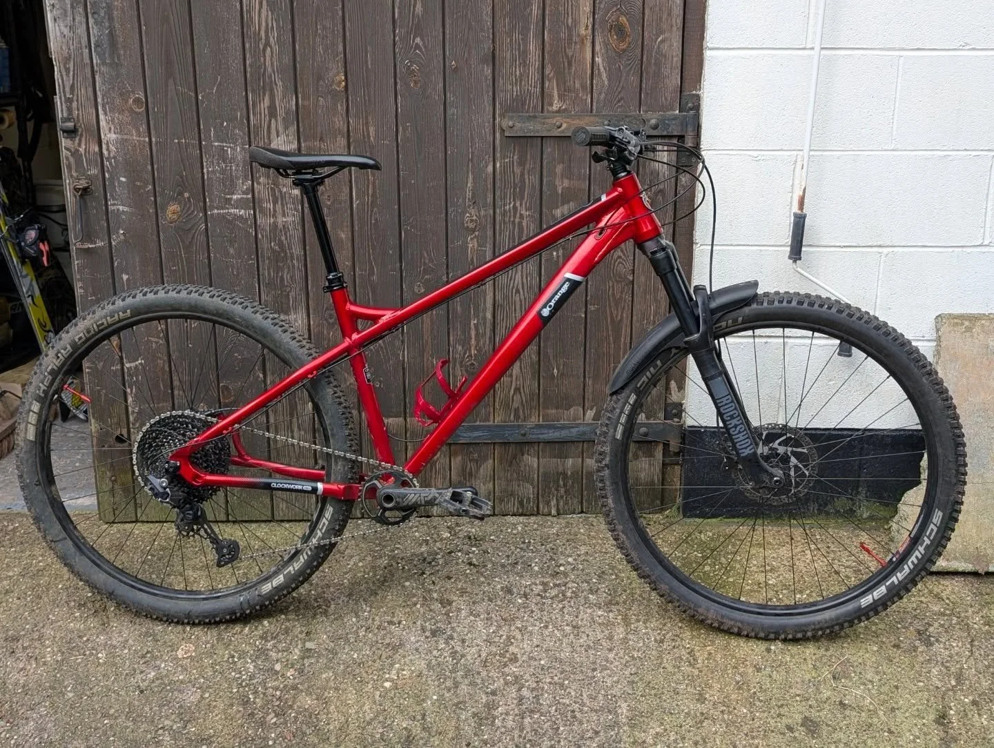 Orange Clockwork in for some bearing replacements and a new dropper install. Sick bike.
.
.
.
.
#bikerepair #bikemechanic #bikeshop #orange #leek