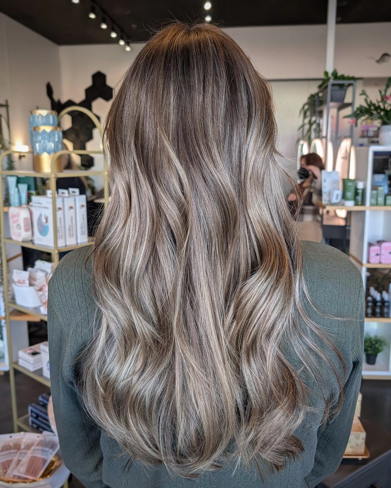 The. Most. Seamless.
Sun-Kissed. Balayage + Moneypiece. ☀️

By @hairsbylisa 🌸

Loveland hair salon, Fort Collins balayage, sun kissed blonde, lived in blonde Colorado, blonde moneypiece, face framing highlights, Northern Colorado hairstylist, Aveda 