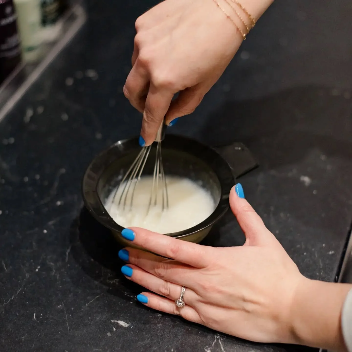 🤭Sneak peek behind the scenes...
1. Where the magic begins + every formula is customized 
2. Every detail + placement is intentional 
3. The best part 💆&zwj;♀️
4. The masterpiece 

Aveda lovelandcolorado lovelandhairstylist fortcollinshair nocohair