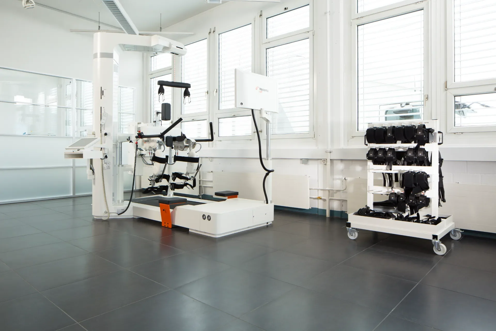 Vista general de Lokomat Pro en sala de rehabilitación robótica de marcha, con arneses y componentes preparados para terapia. Distribuido por Bayber en España y Portugal