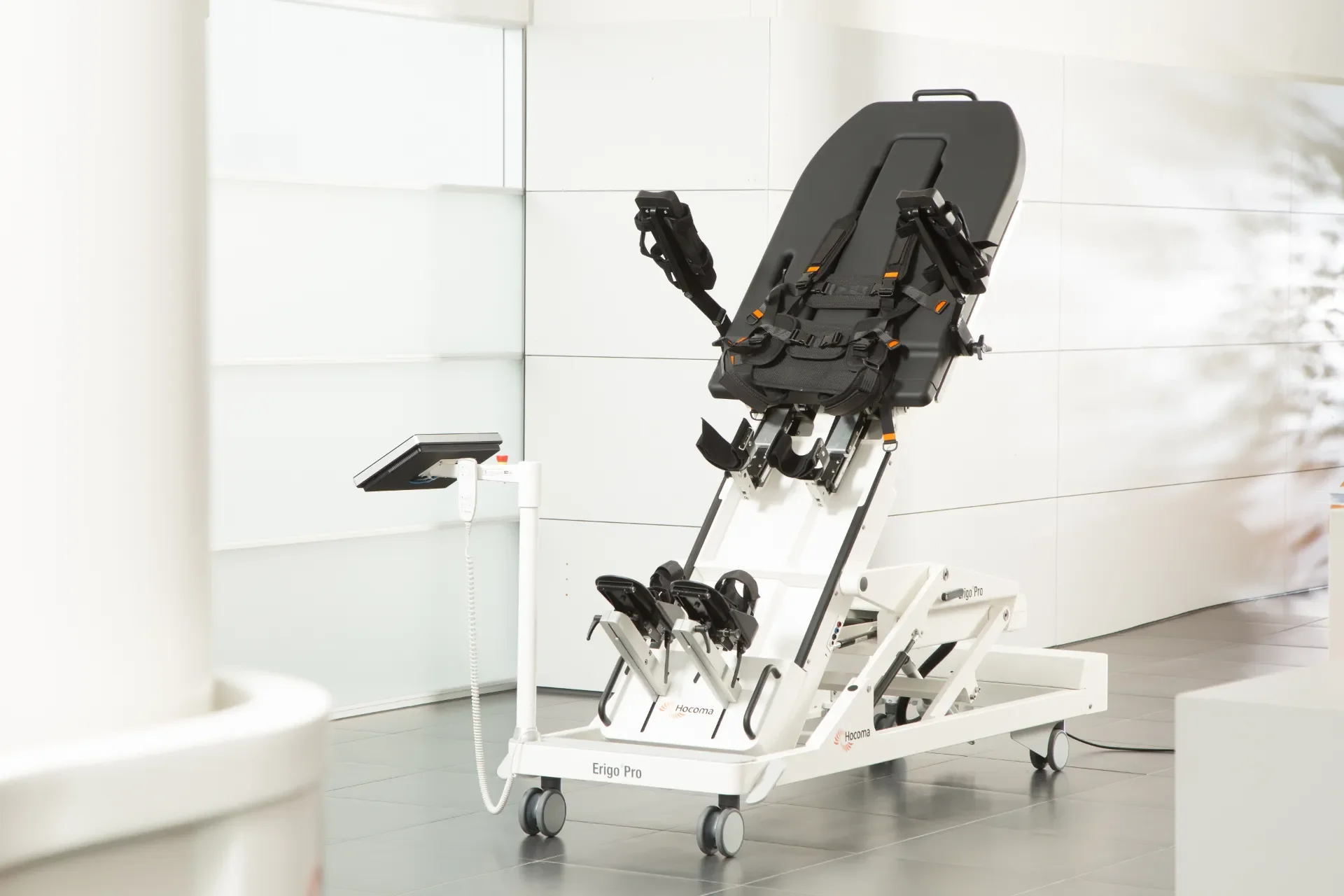 Sistema Erigo de verticalización temprana en sala de rehabilitación robótica, en posición casi vertical sin paciente. Bayber Health distribuidor oficial Hocoma España y Portugal