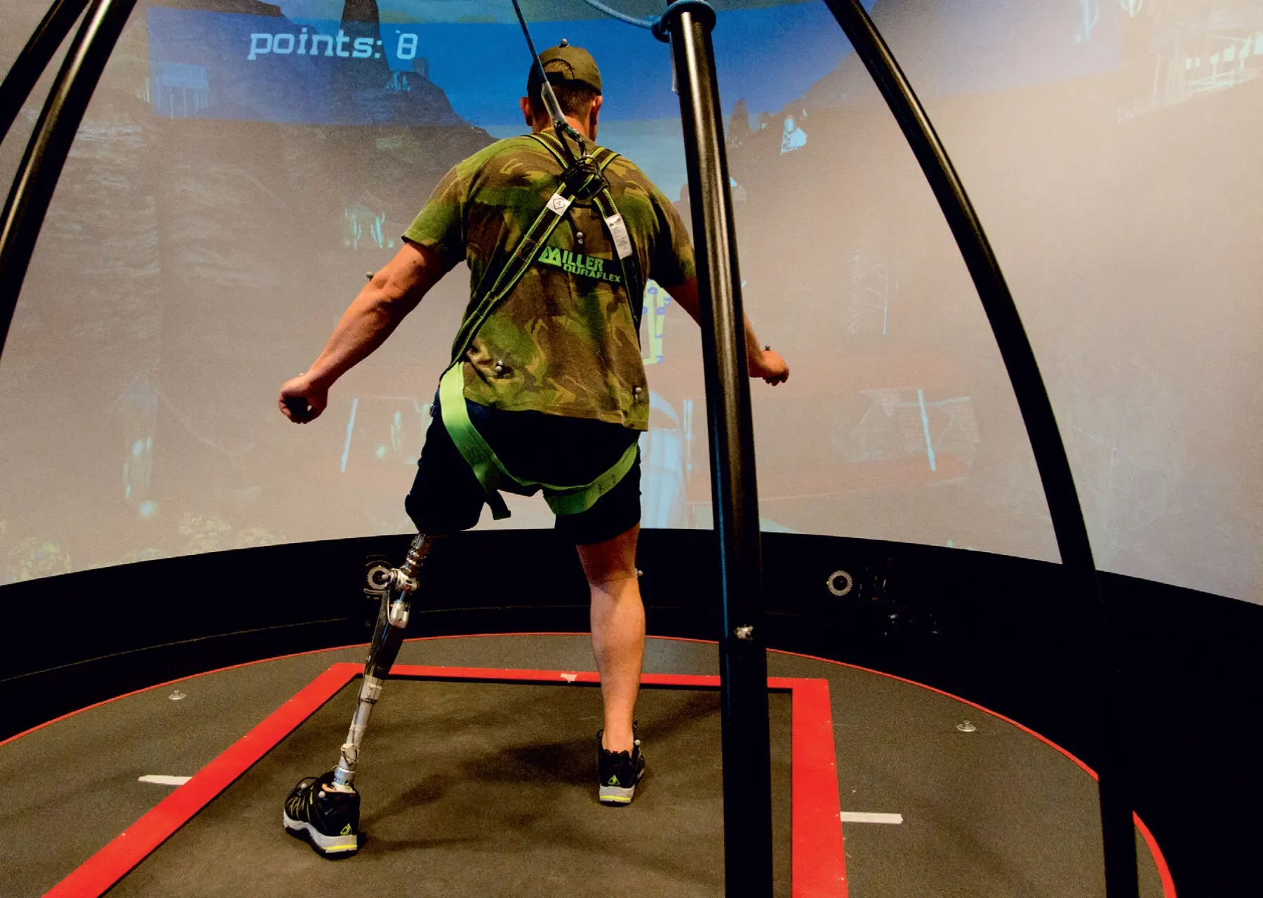 Paciente con prótesis de miembro inferior entrenando equilibrio y control postural en el simulador de rehabilitación CAREN. Bayber